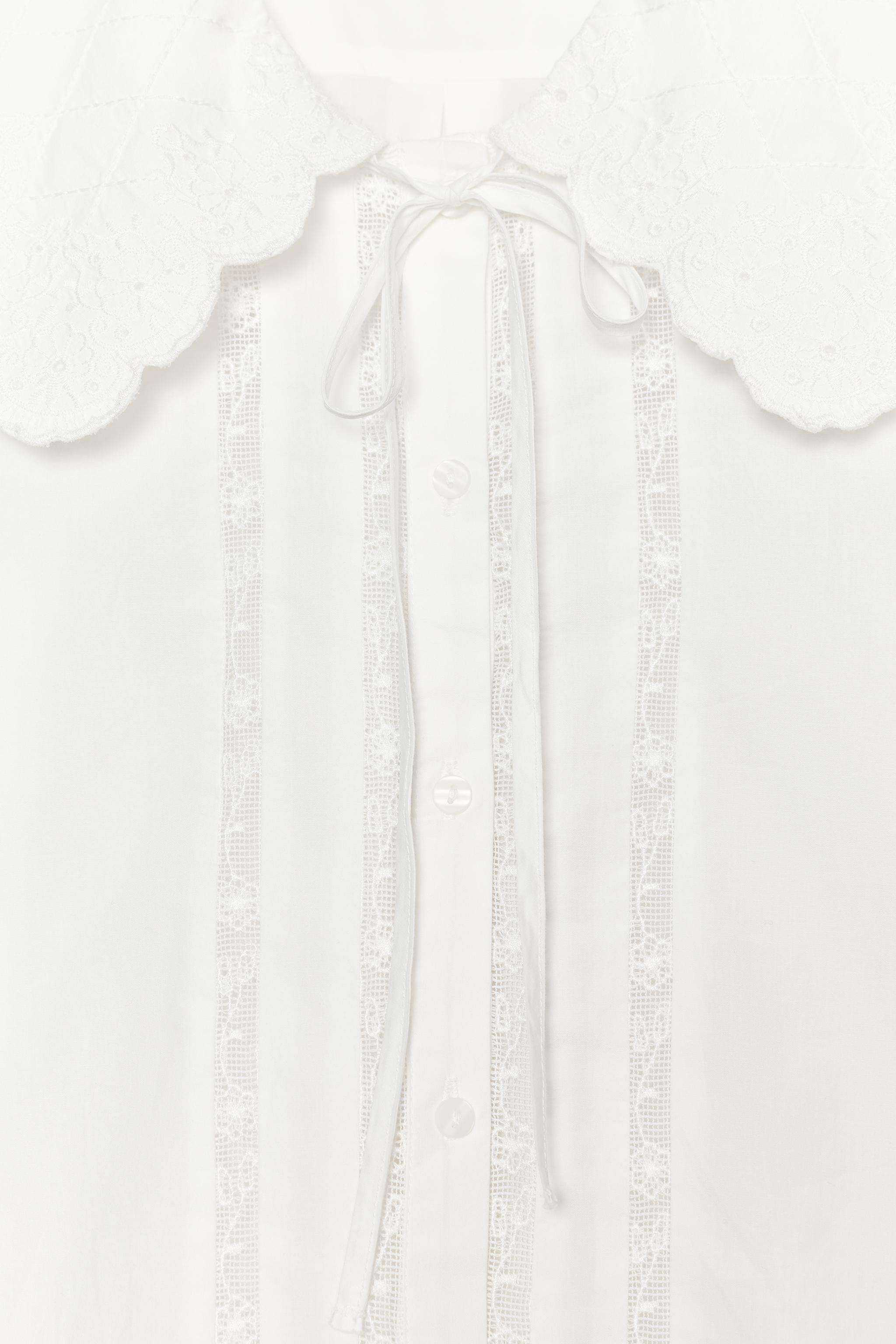 EMBROIDERED PETER PAN COLLAR SHIRT