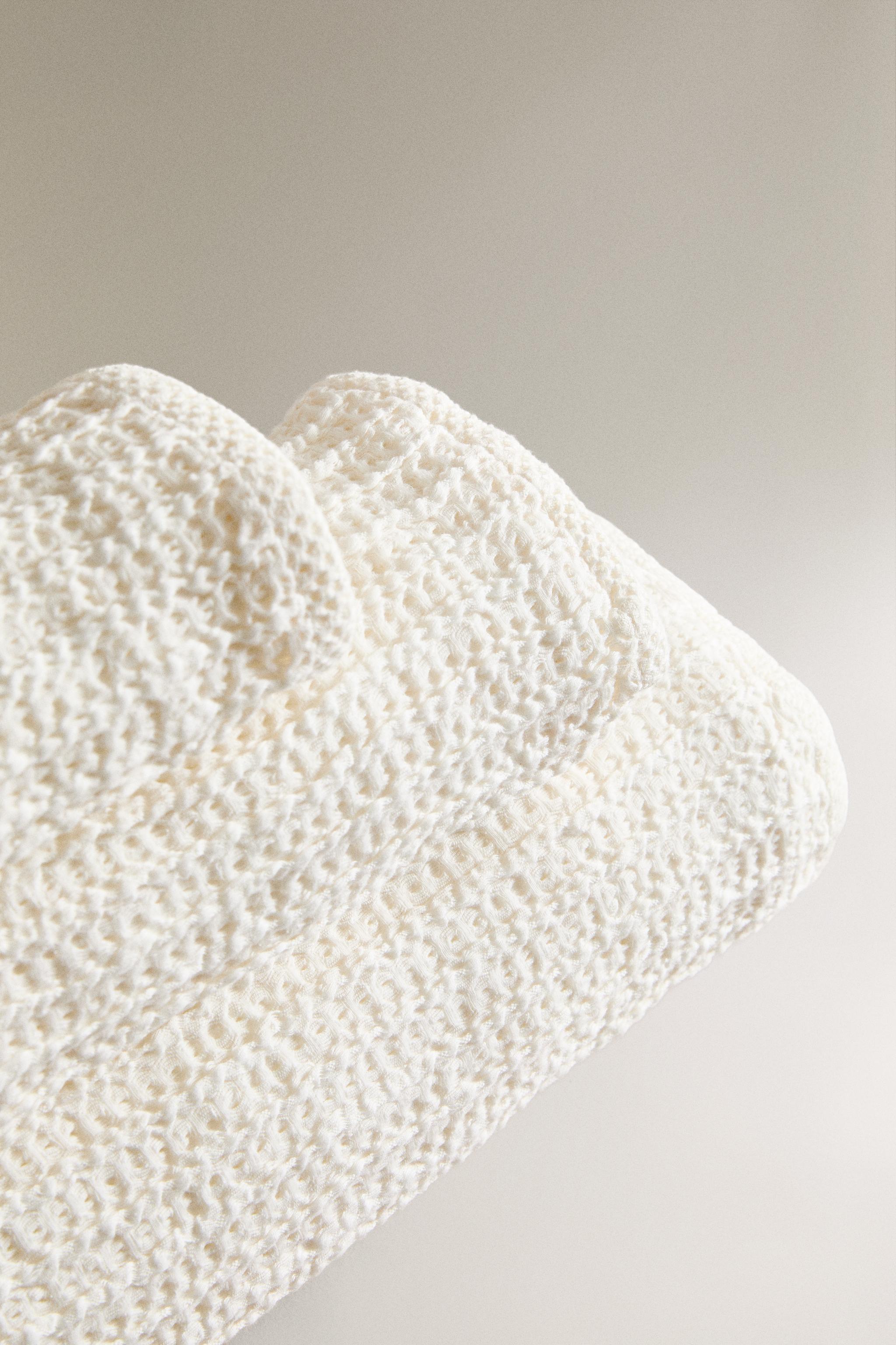 WAFFLE-KNIT BATH TOWEL WITH PLAIN BORDER