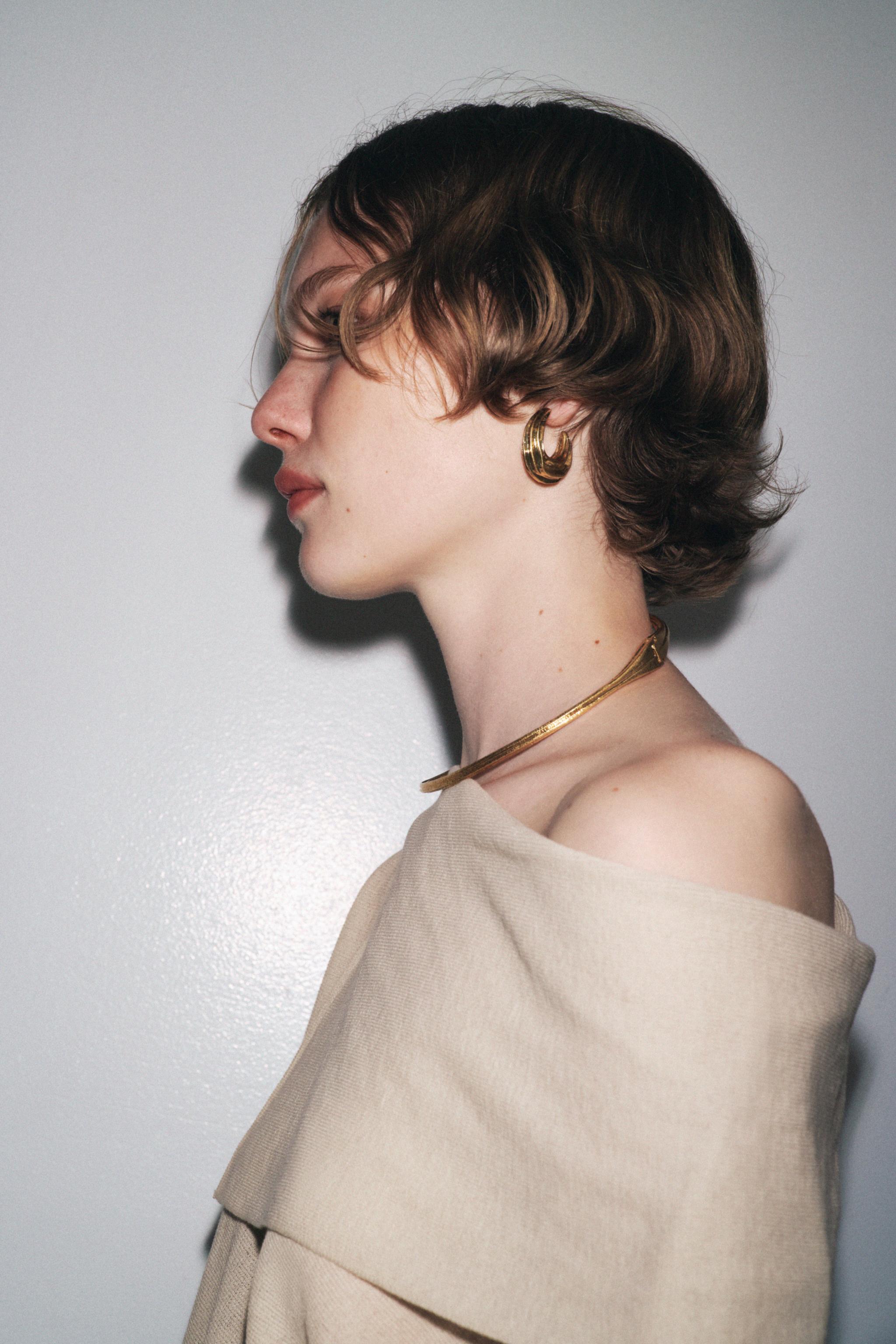 TEXTURED MEDIUM HOOP EARRINGS