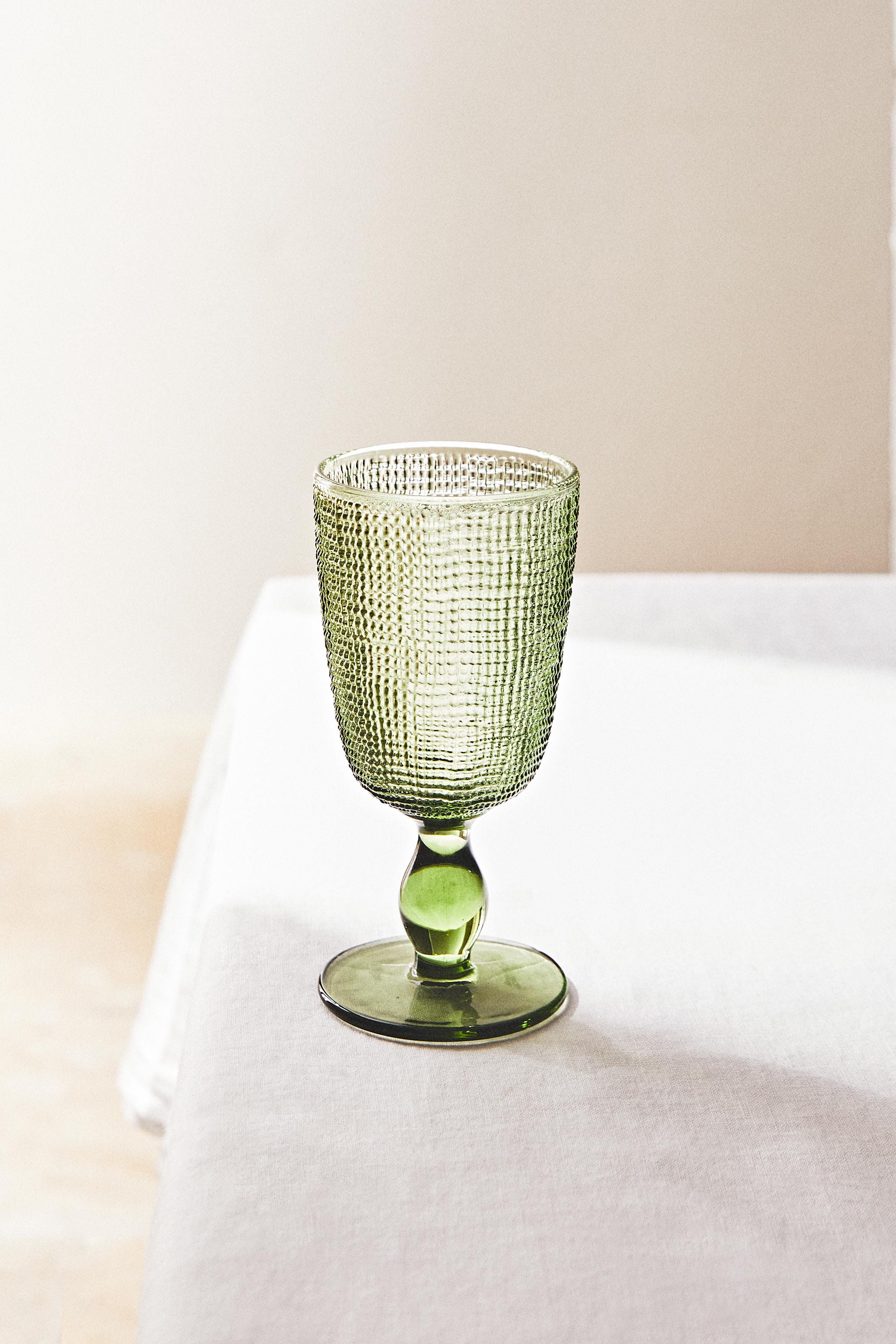 RAISED DESIGN WINE GLASS