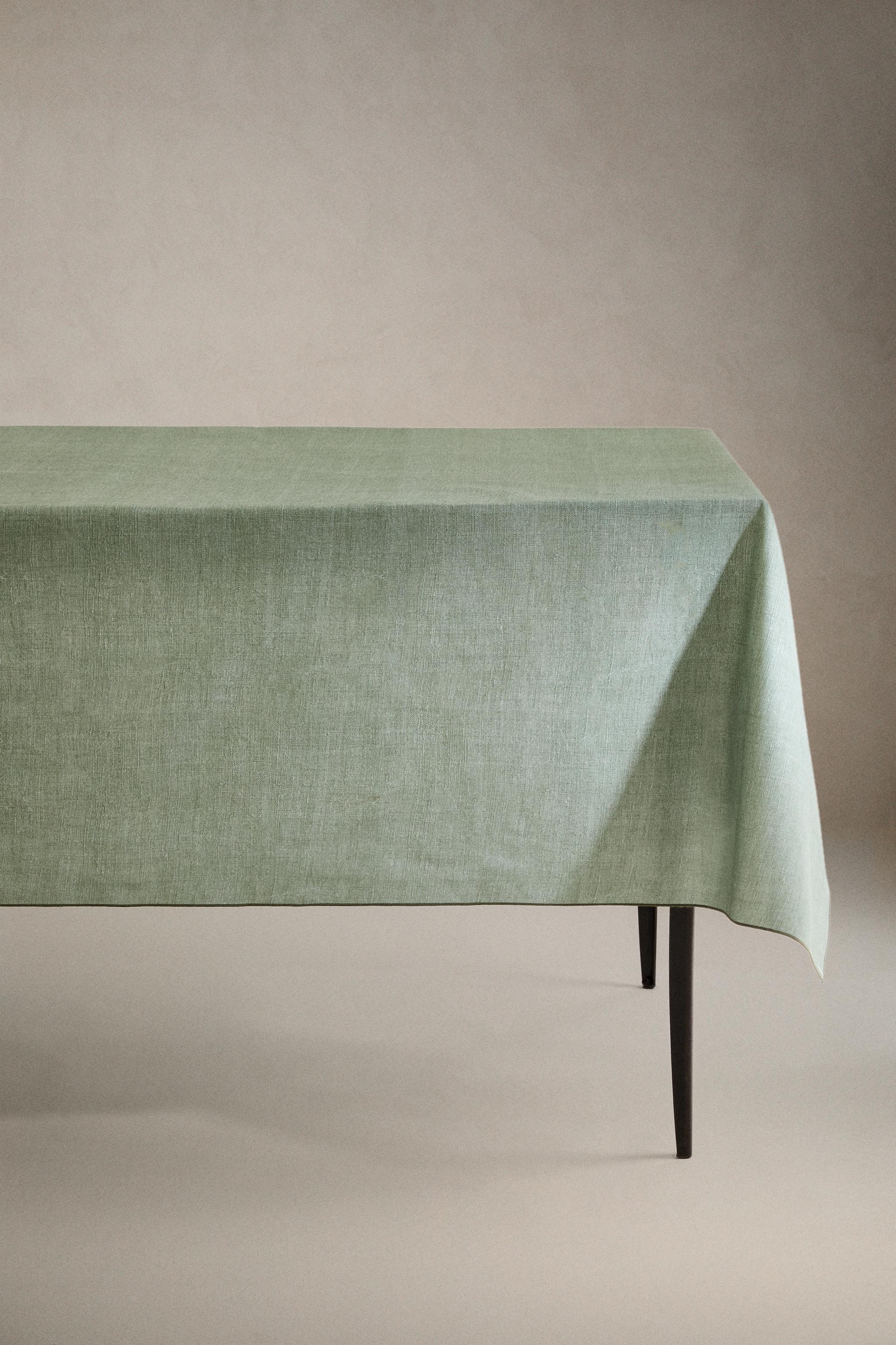 RESIN-COATED COTTON TABLECLOTH WITH OVERLOCK STITCHING