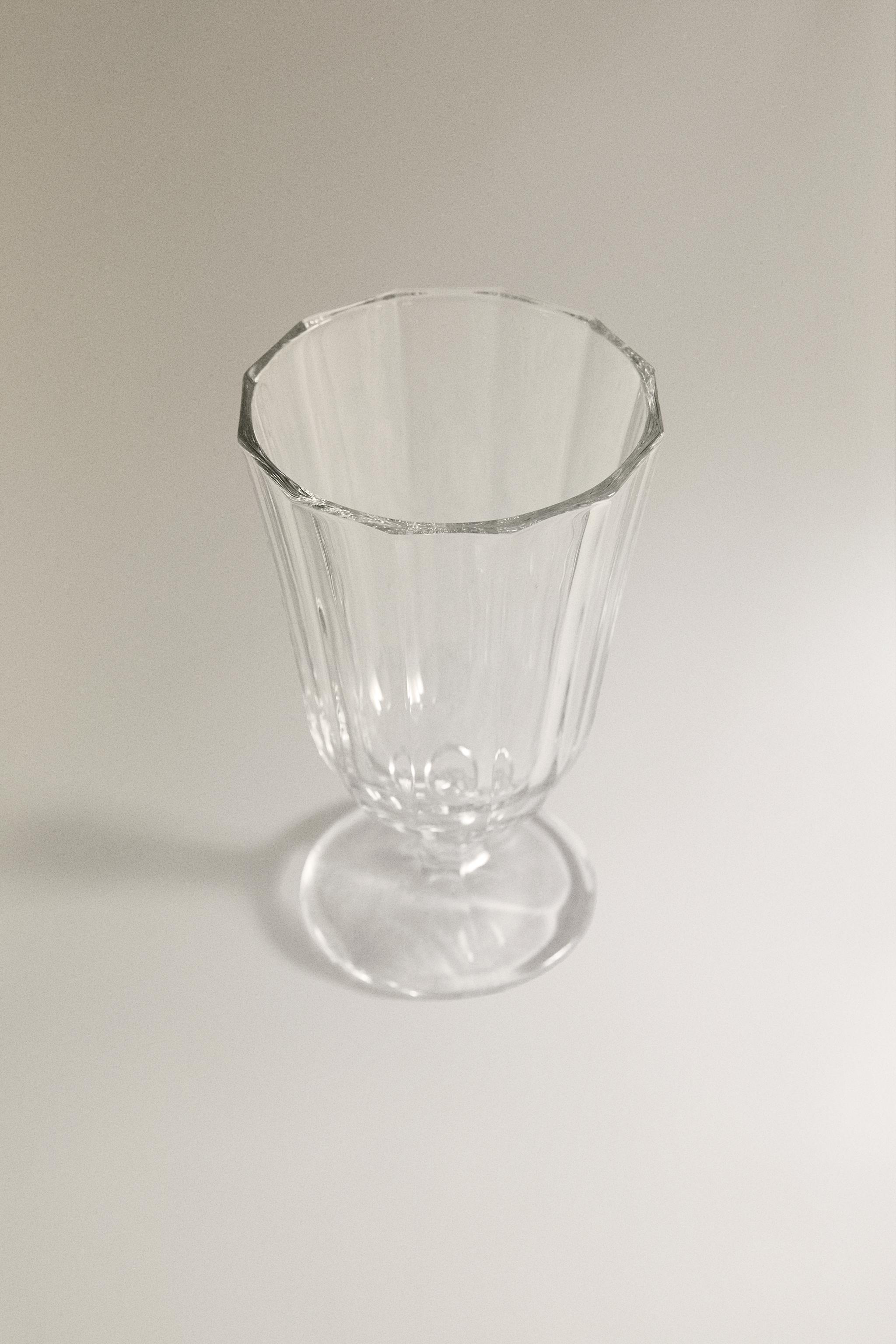 RAISED FACETED WINE GLASS