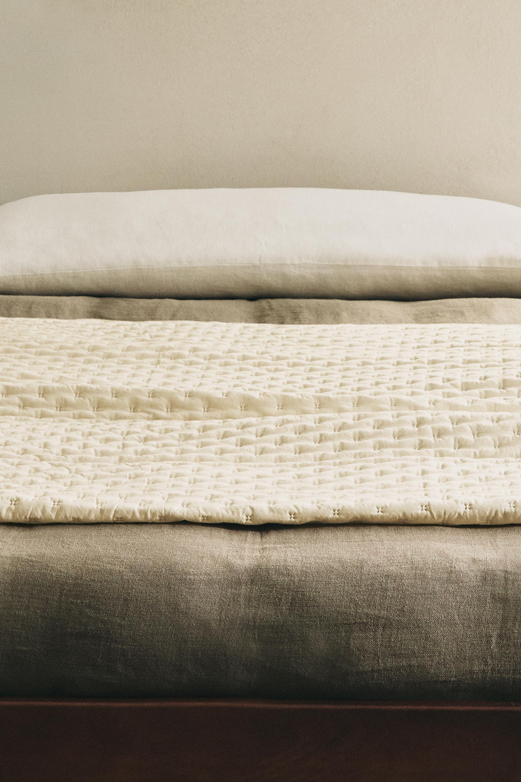 QUILTED QUILT WITH DOTS