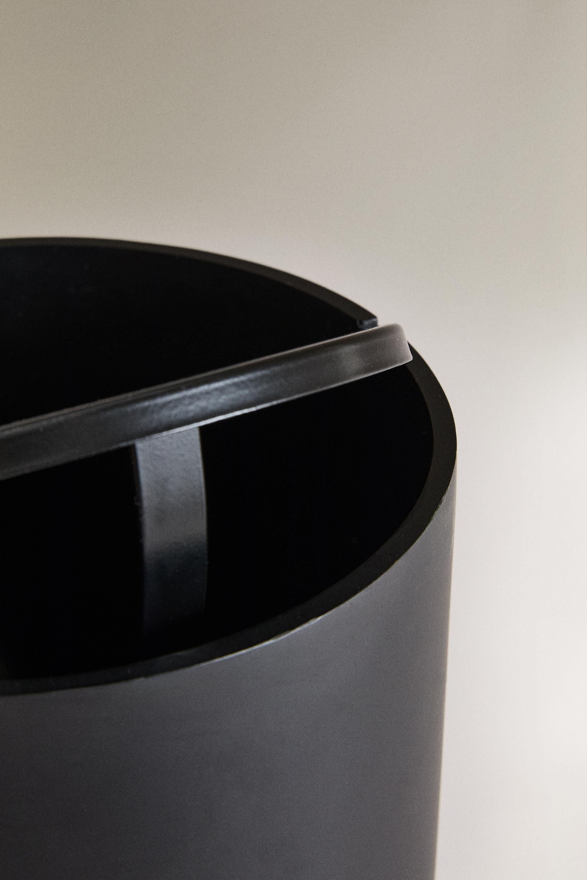 BLACK RESIN BATHROOM TRASH CAN WITH LID