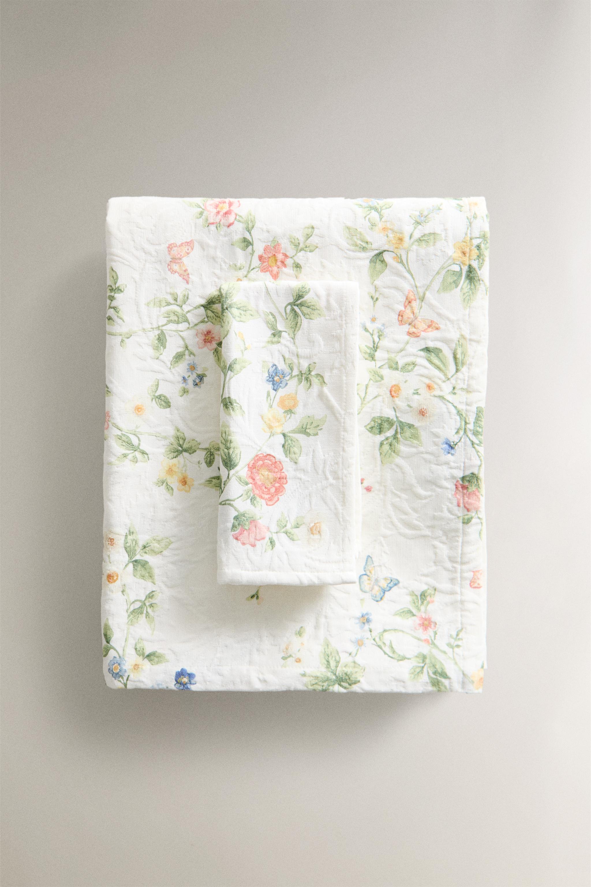 JACQUARD TABLECLOTH WITH A FLORAL PRINT