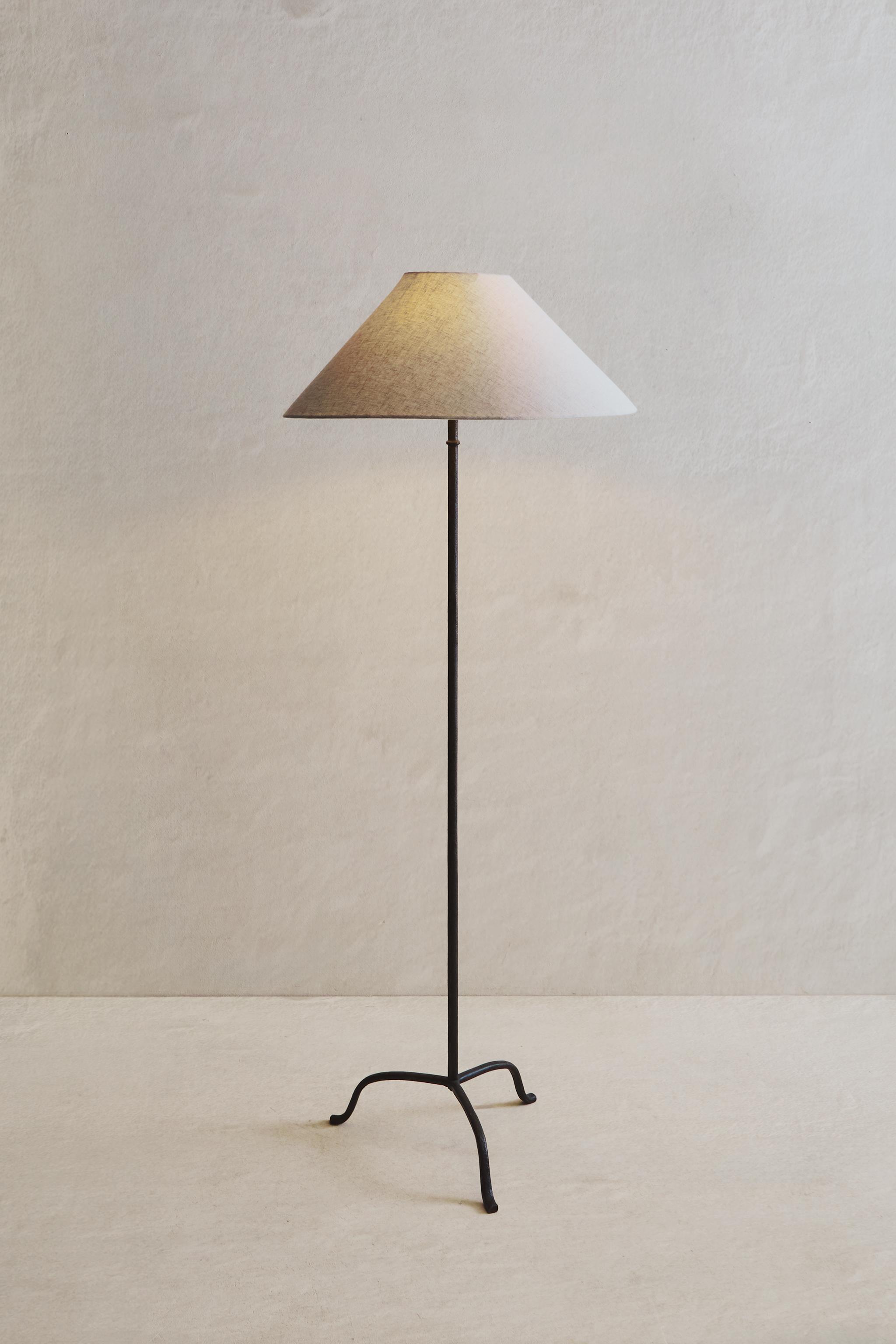 TRIPOD BASE FLOOR LAMP