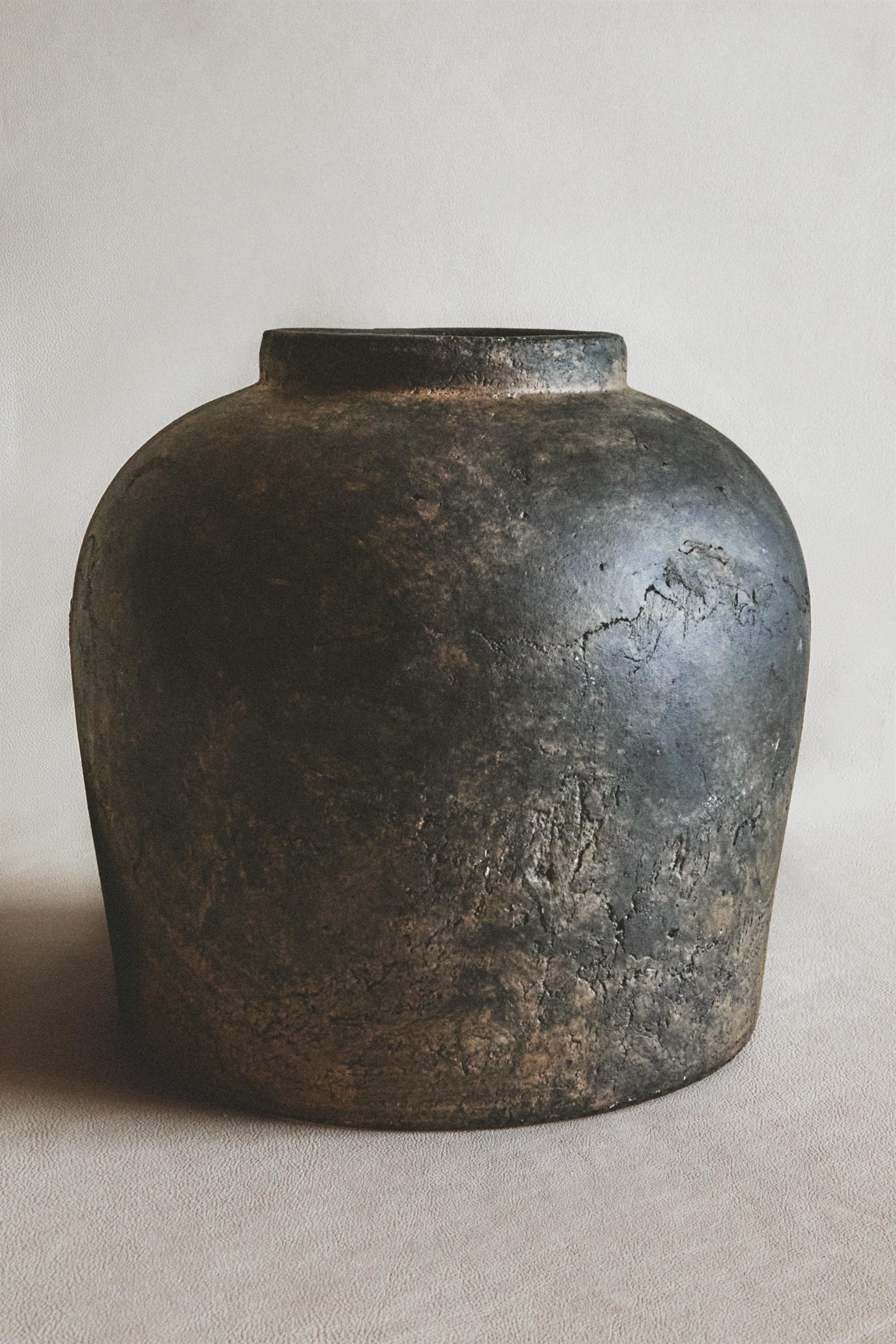 DISTRESSED TEXTURE CERAMIC VASE