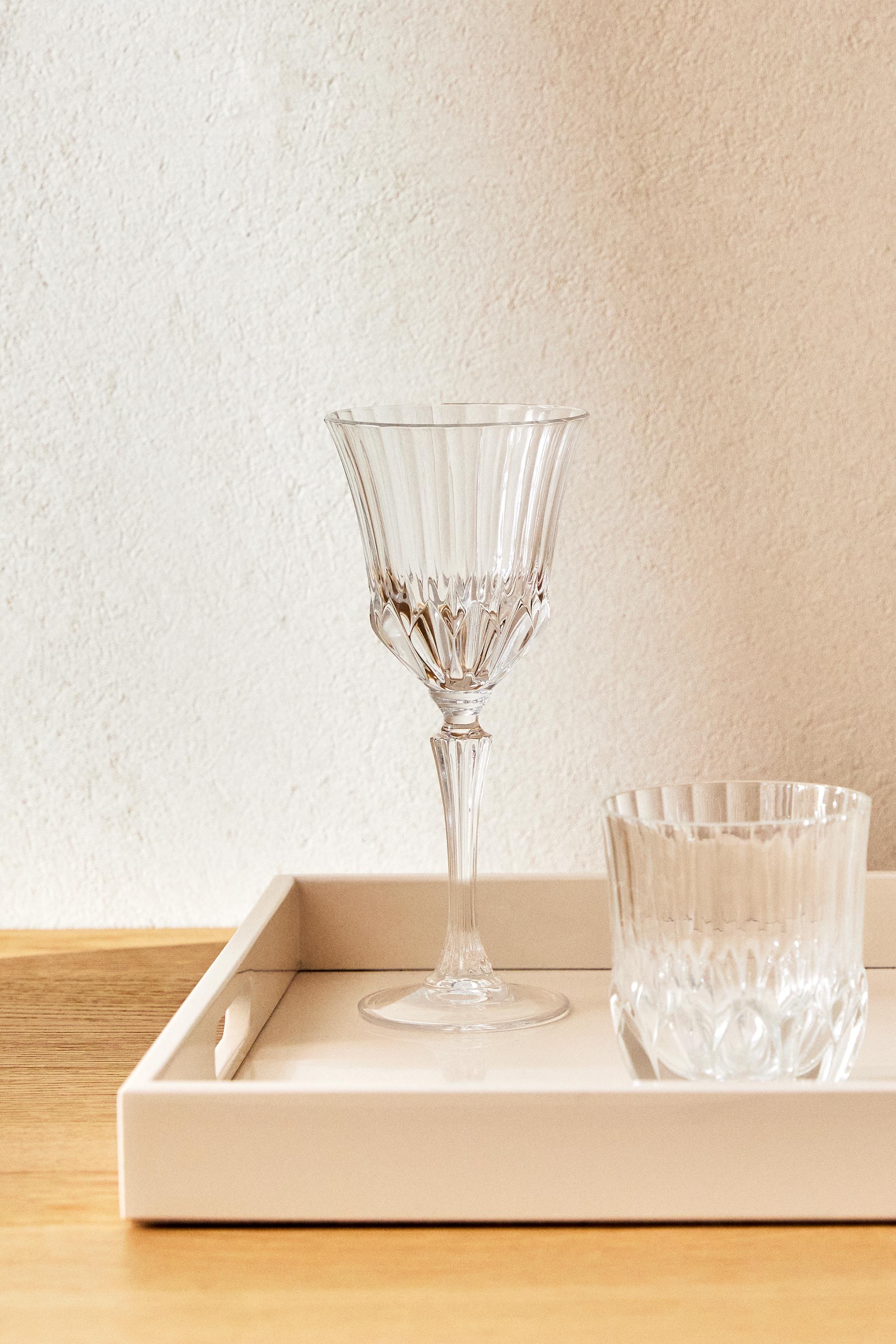 ENGRAVED-EFFECT CRYSTALLINE WINE GLASS