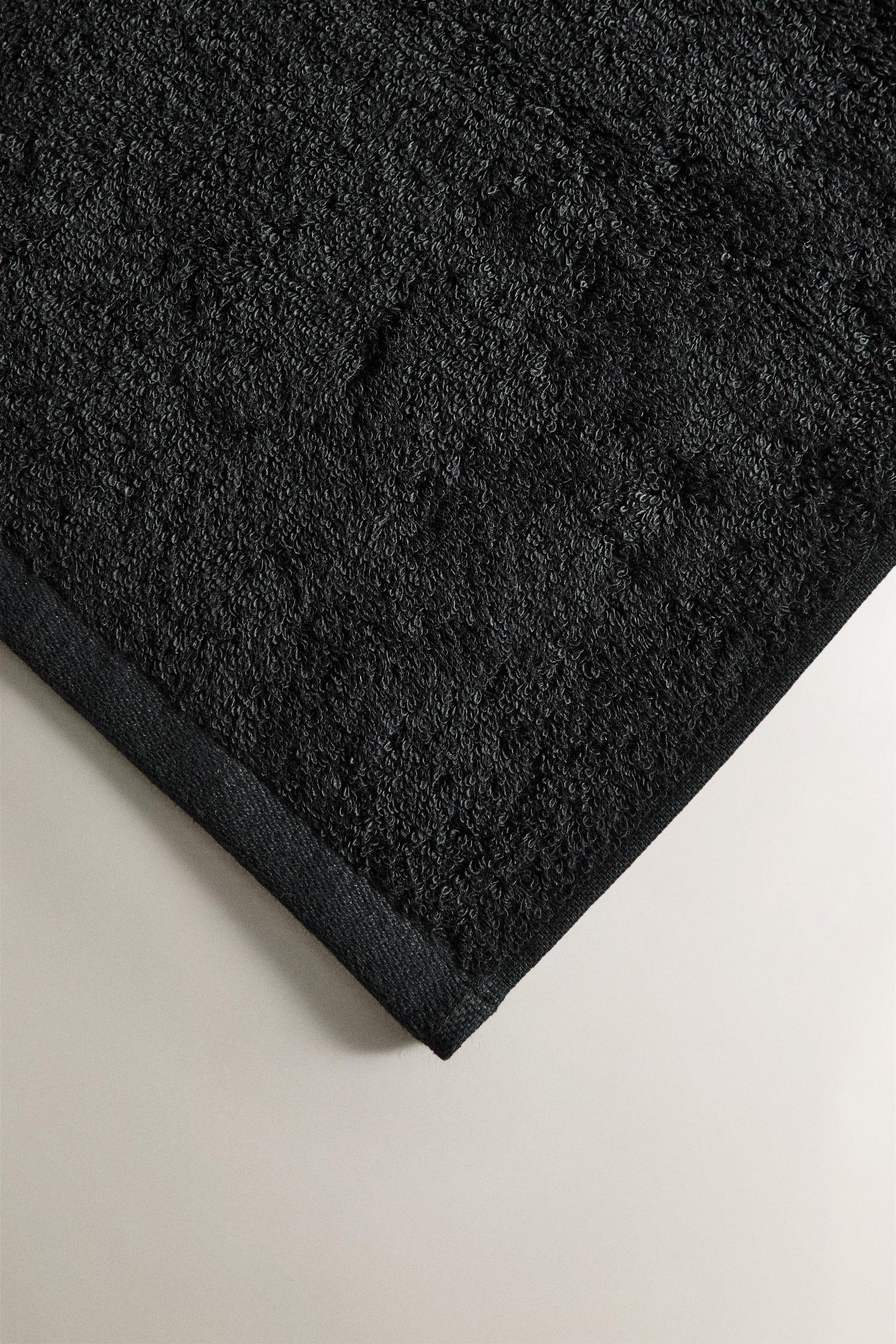 TERRYCLOTH BATH TOWEL WITH A PLAIN DESIGN