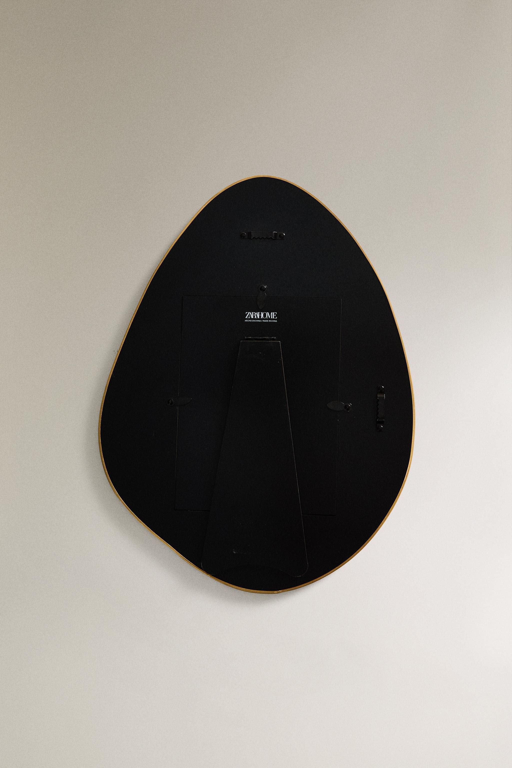 IRREGULAR-SHAPED PICTURE FRAME