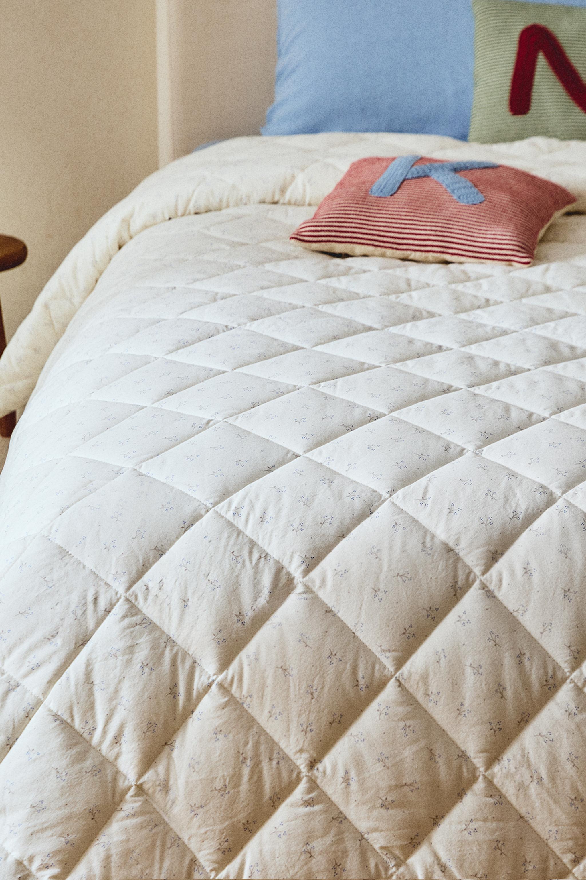 CHILDREN'S FLORAL PRINT QUILT