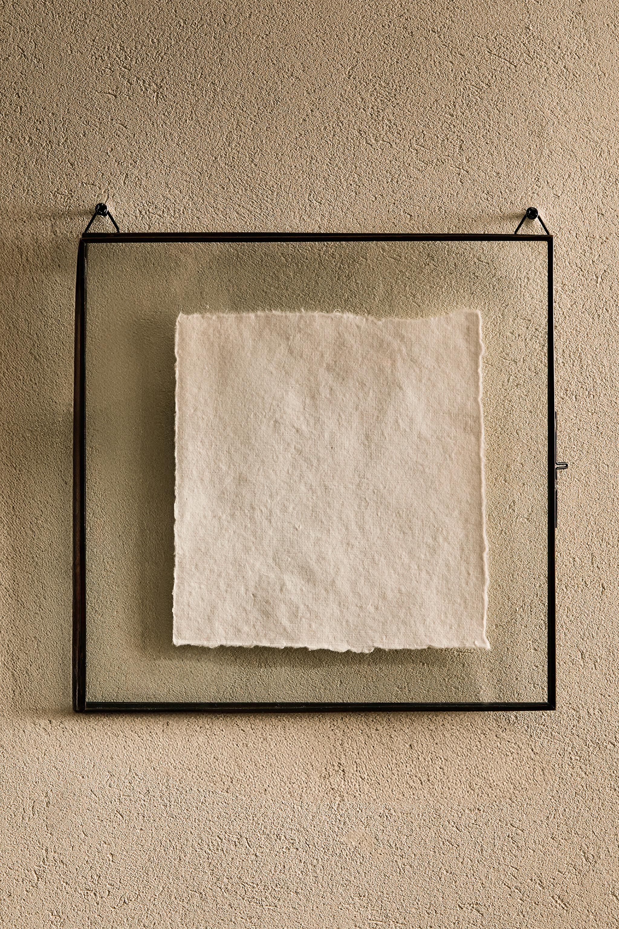 PICTURE FRAME WITH BLACK RIM