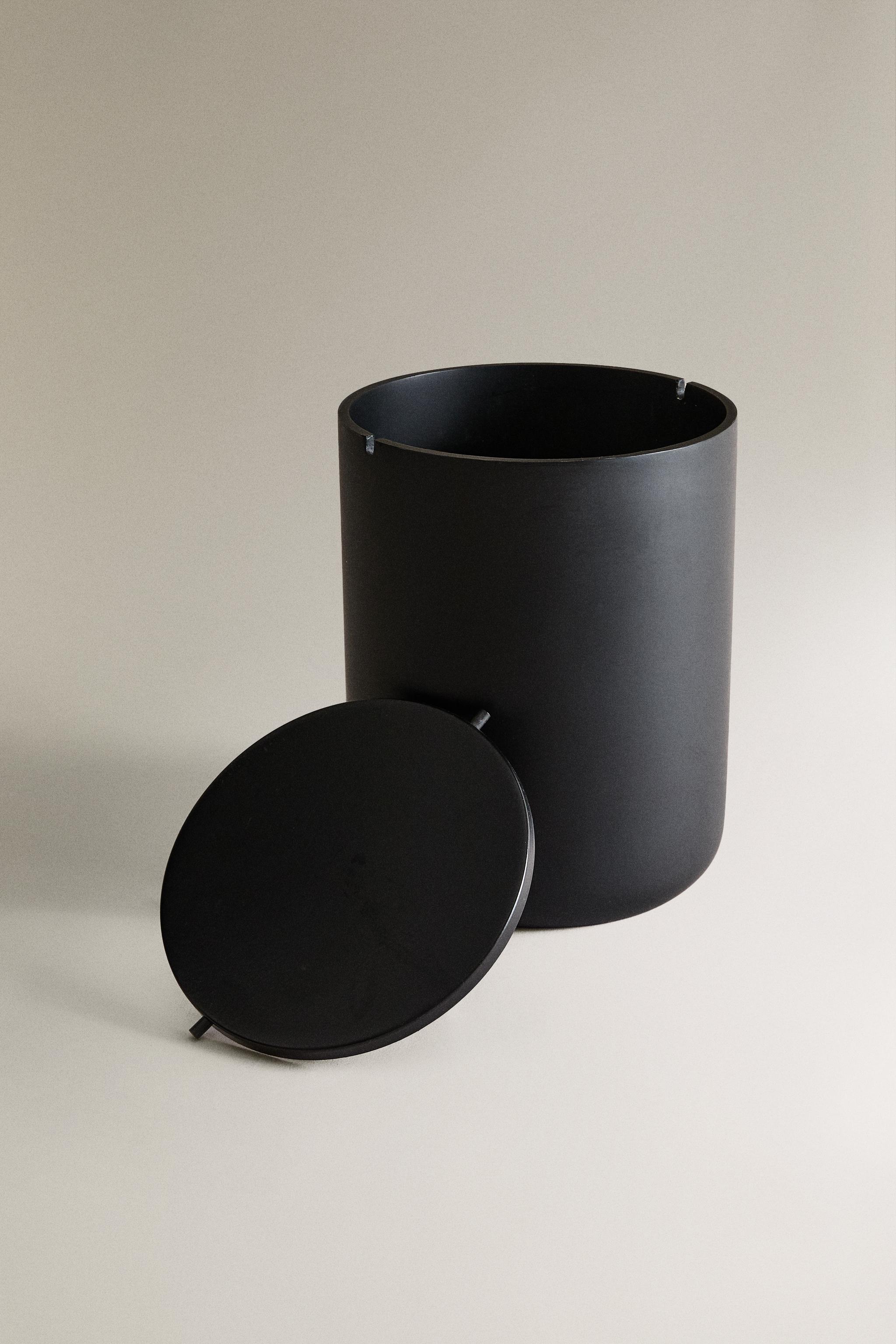 BLACK RESIN BATHROOM TRASH CAN WITH LID