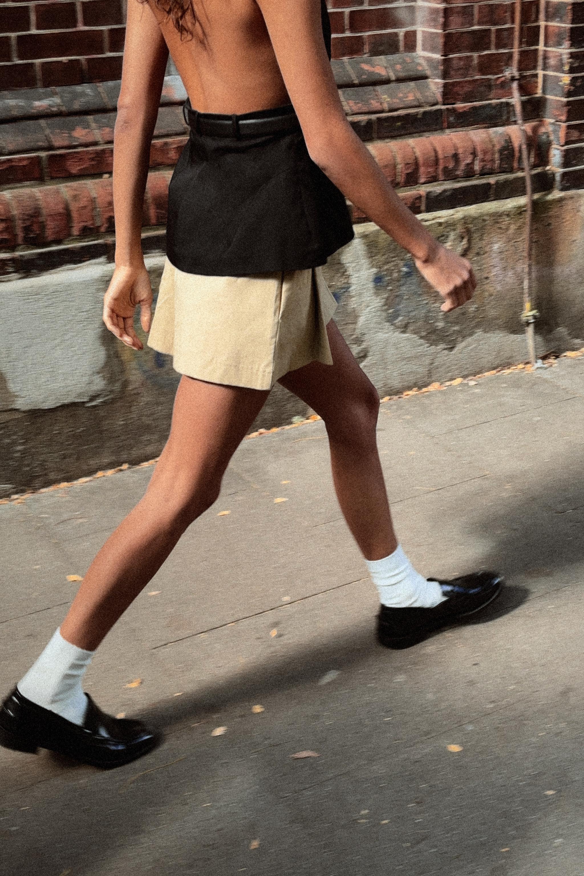 PLEATED SHORTS WITH BUTTONS