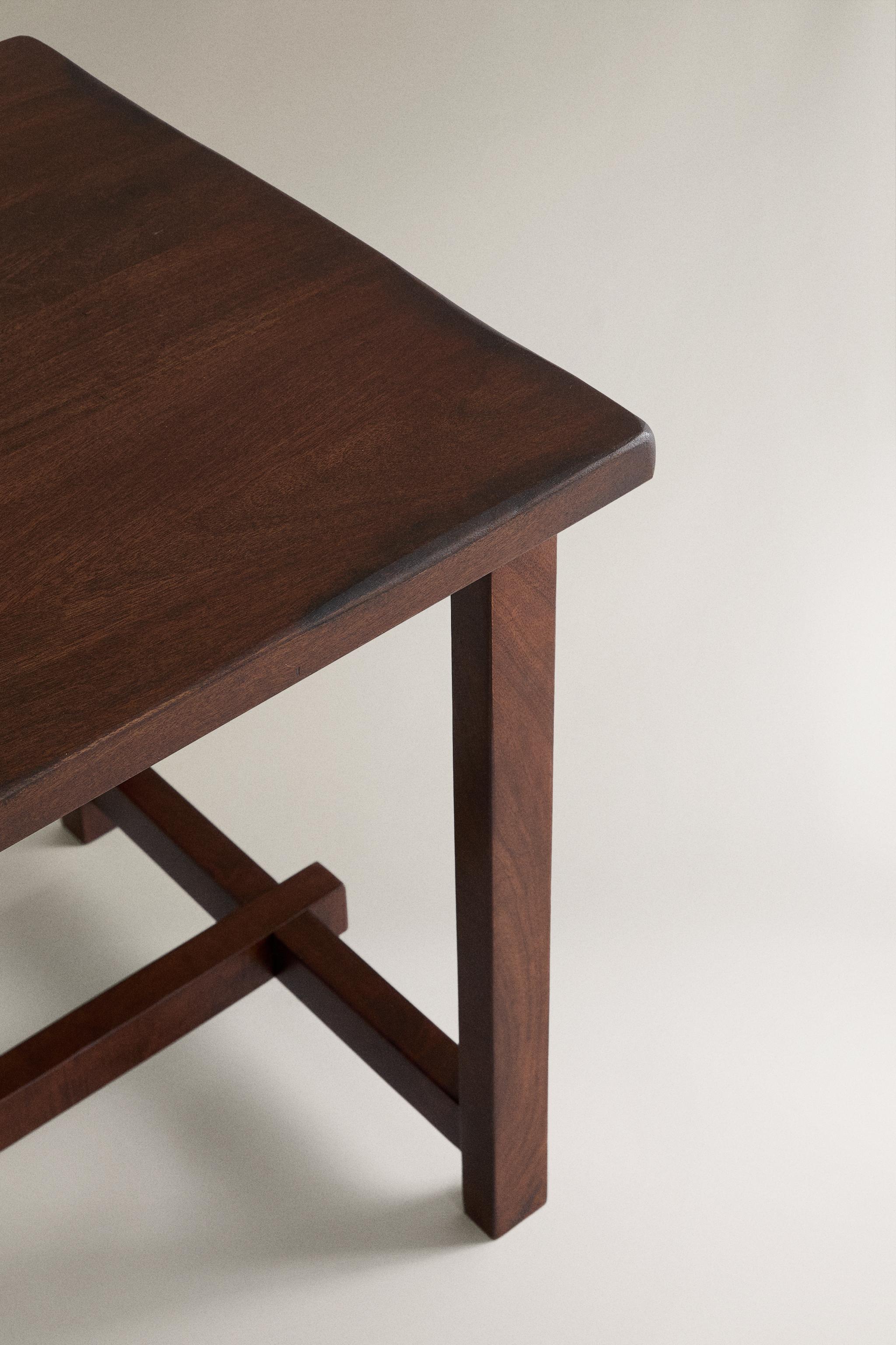 TABLE WITH AN AGED FINISH