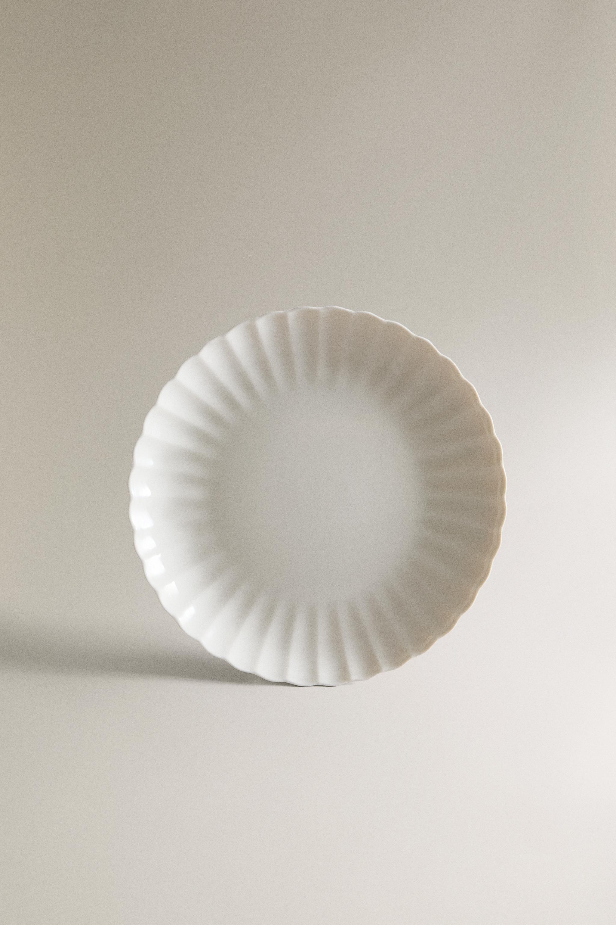 SCALLOPED PORCELAIN DESSERT PLATE