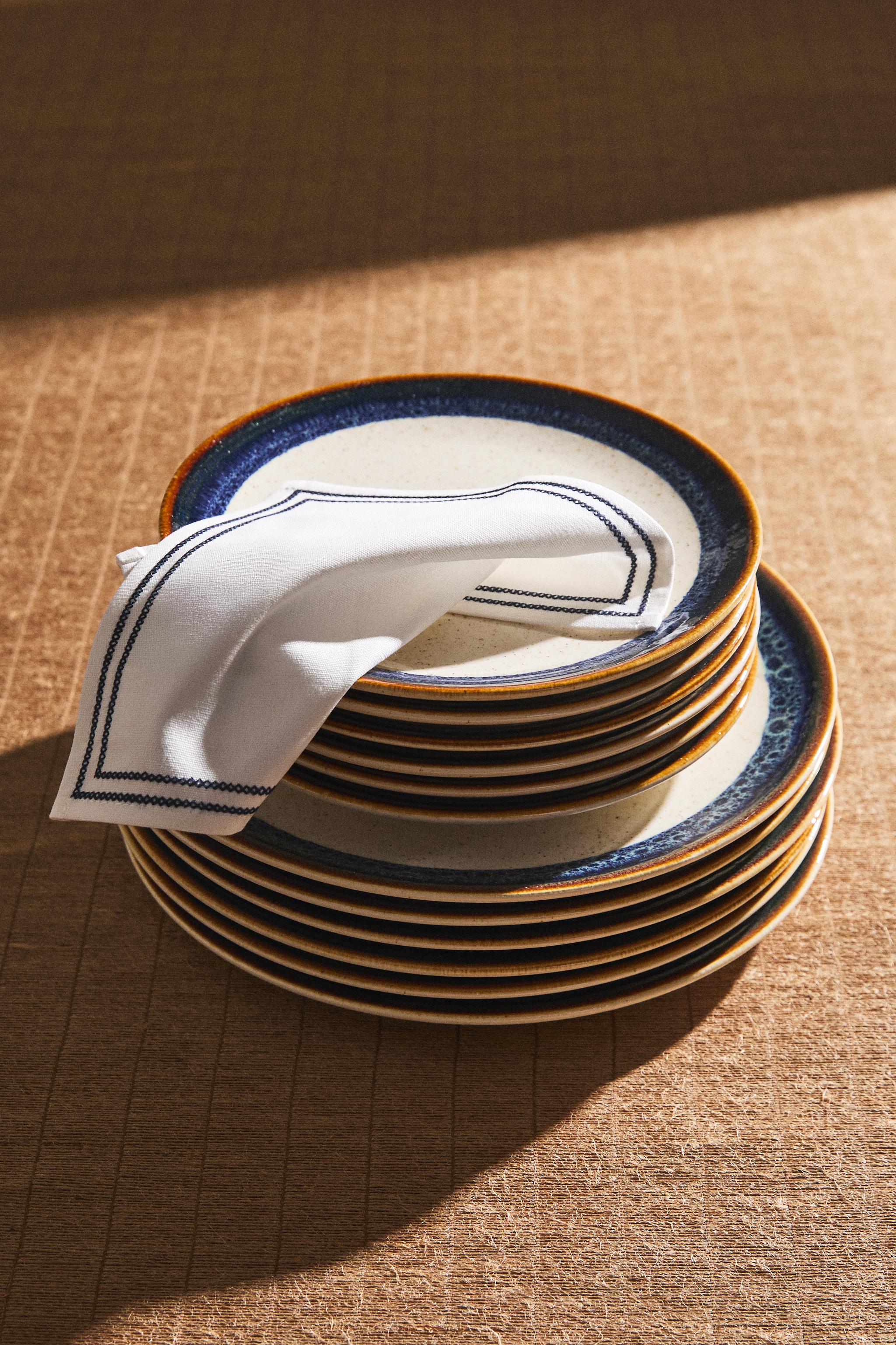 DYED RIM EARTHENWARE DINNER PLATE