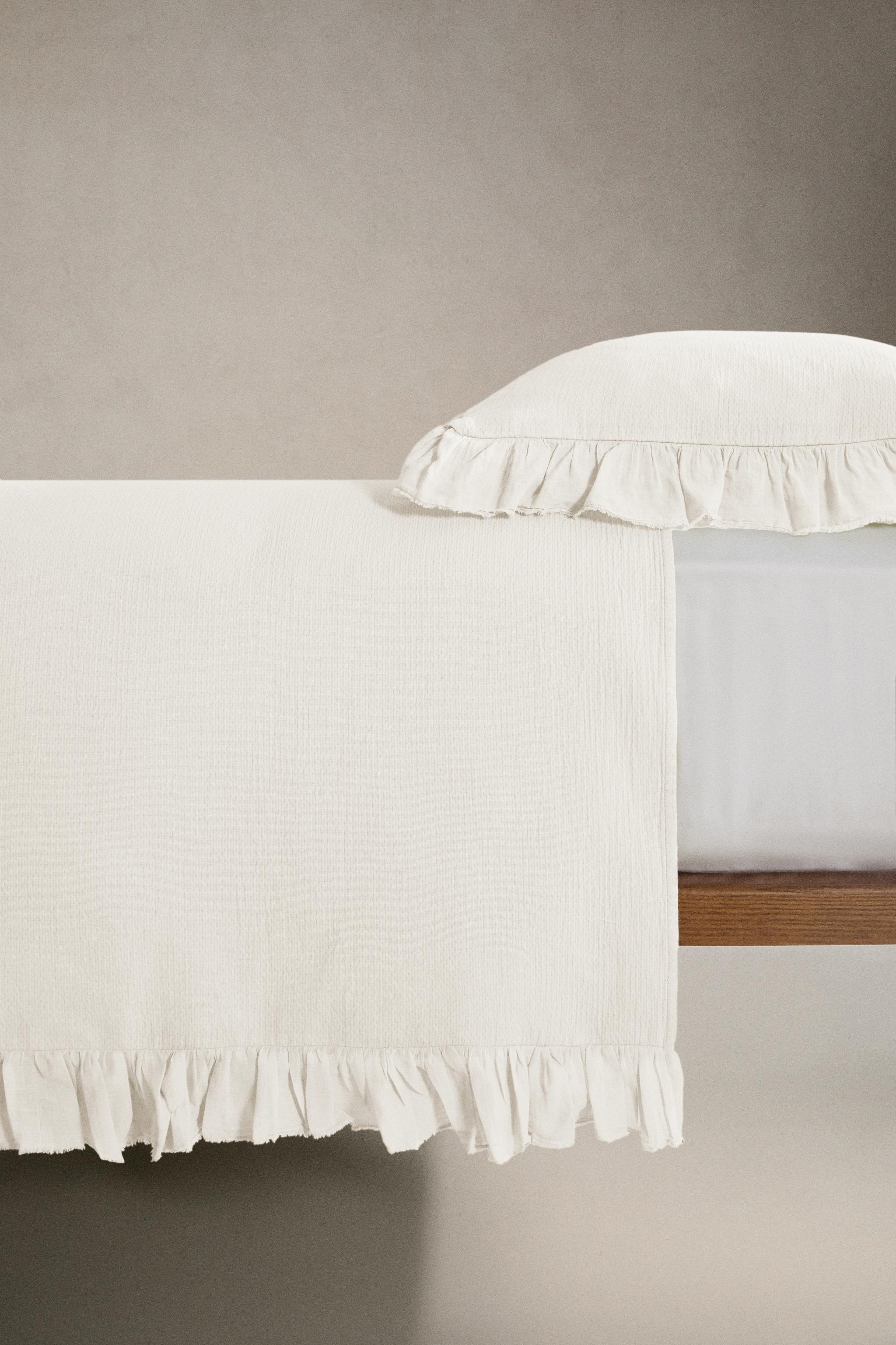 TEXTURED BEDSPREAD WITH RUFFLE TRIM
