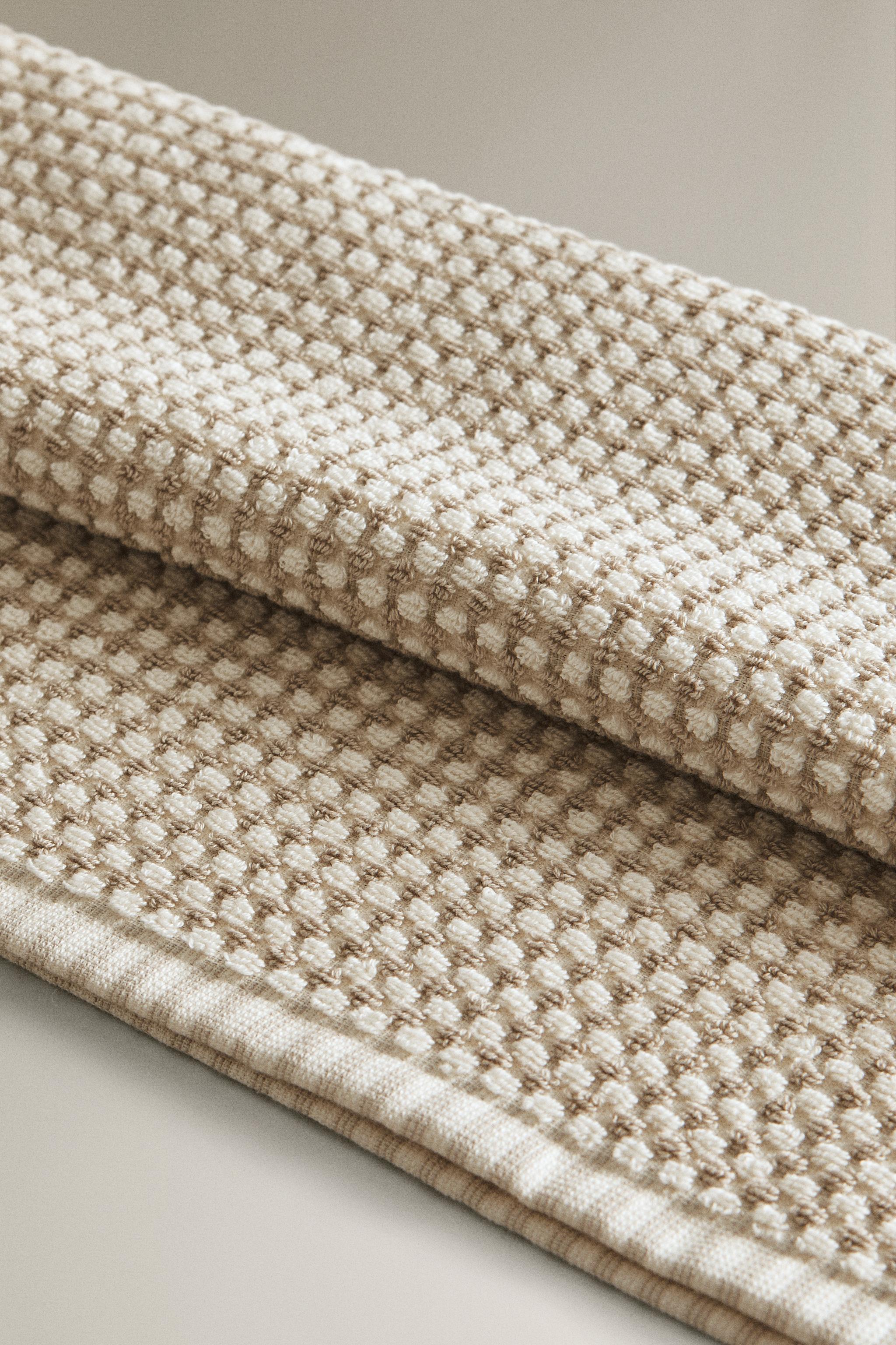 TEXTURED CHECK BATH TOWEL