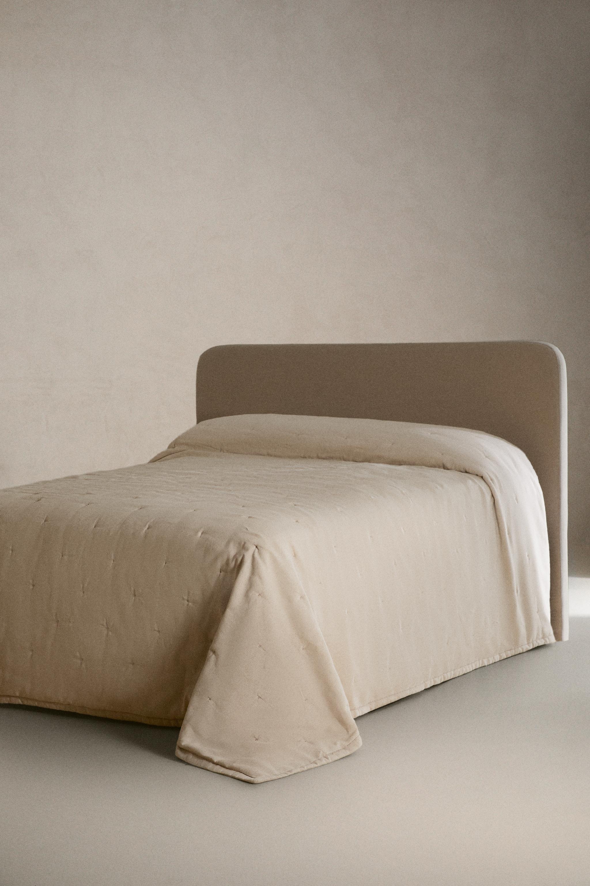 QUILTED DOTTED LINEN QUILT