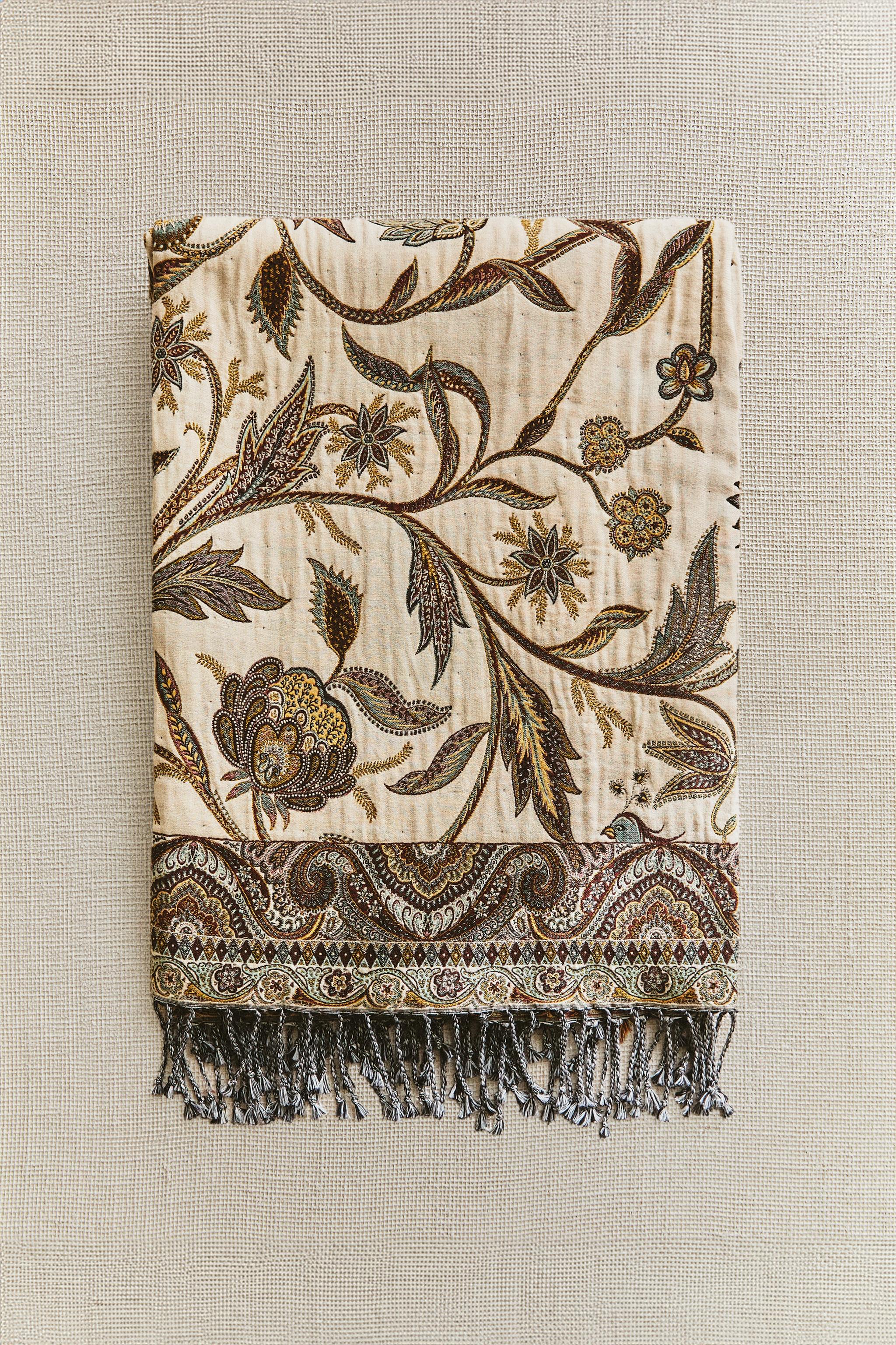 FLORAL JACQUARD BLANKET