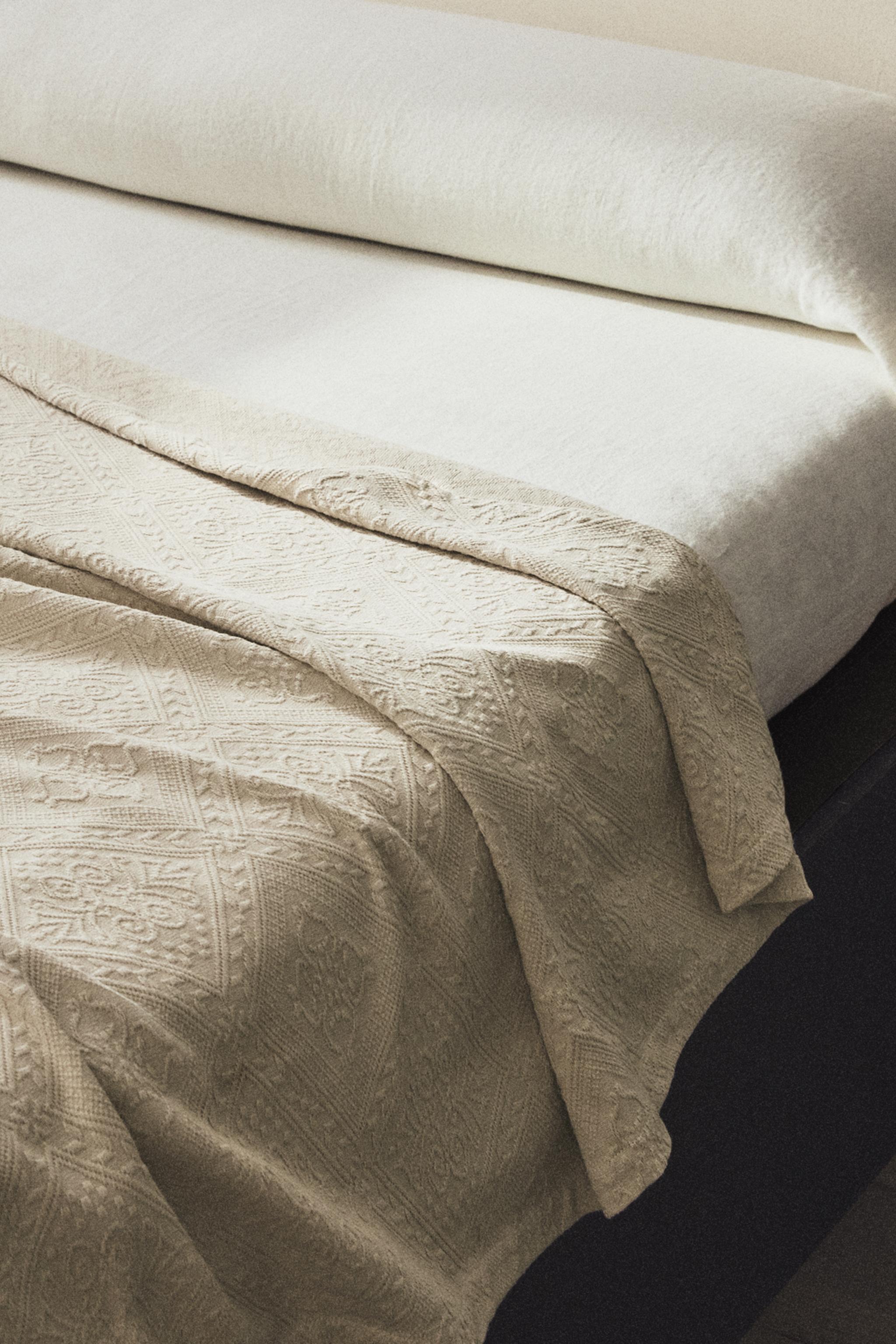 COTTON BEDSPREAD WITH A GEOMETRIC DESIGN