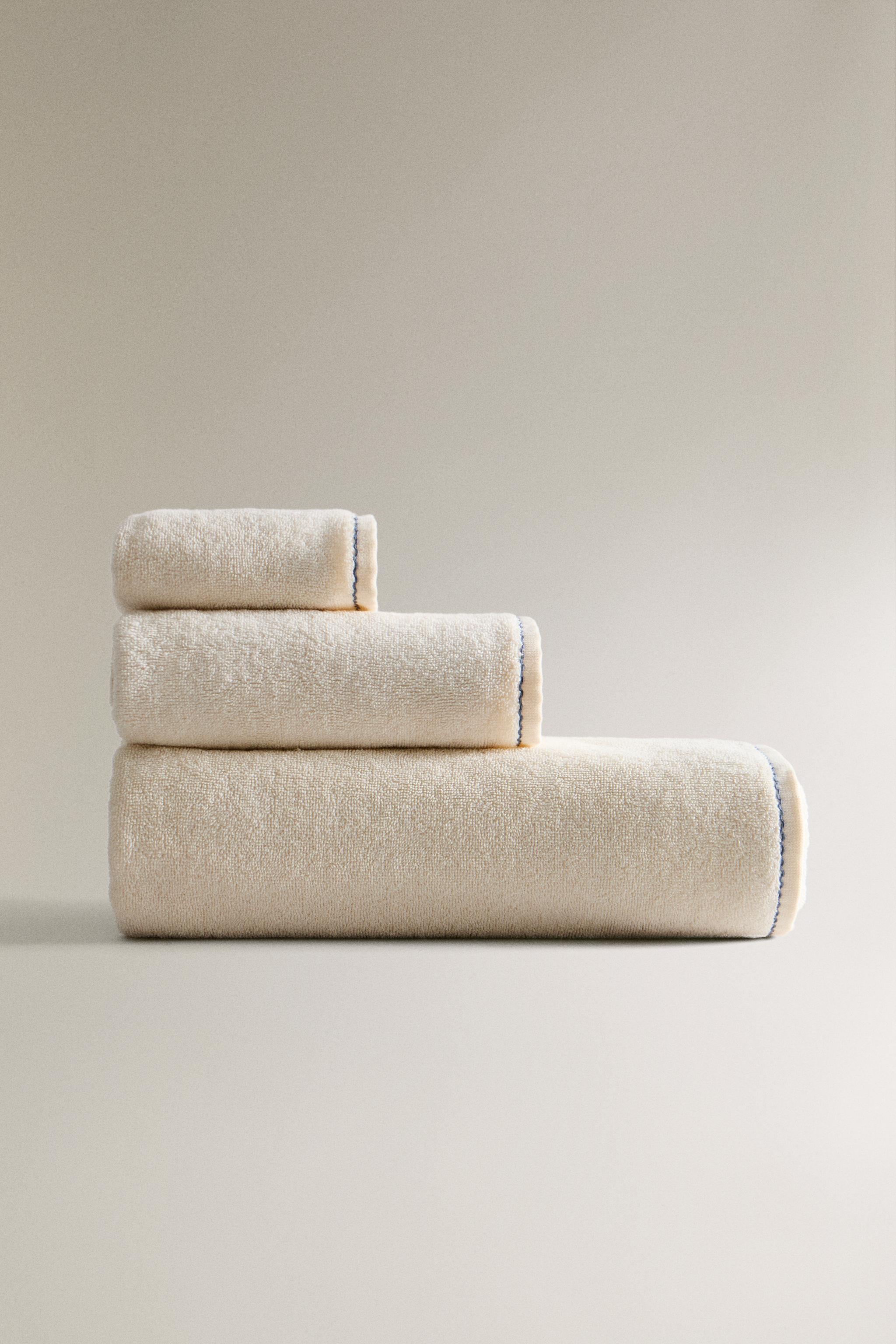 BATH TOWEL WITH SCALLOPED TOPSTITCHING