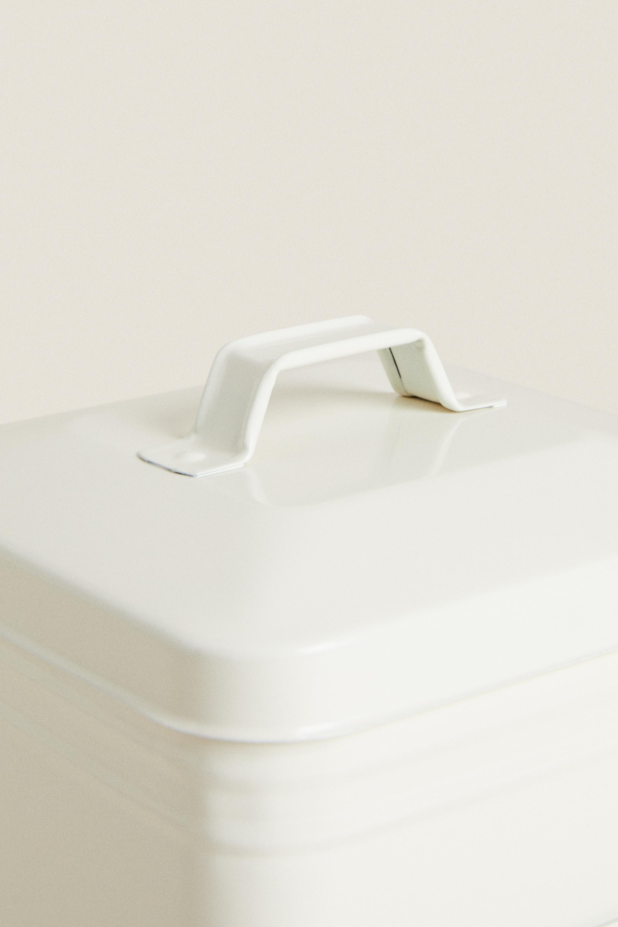 LAUNDRY CAPSULE CONTAINER