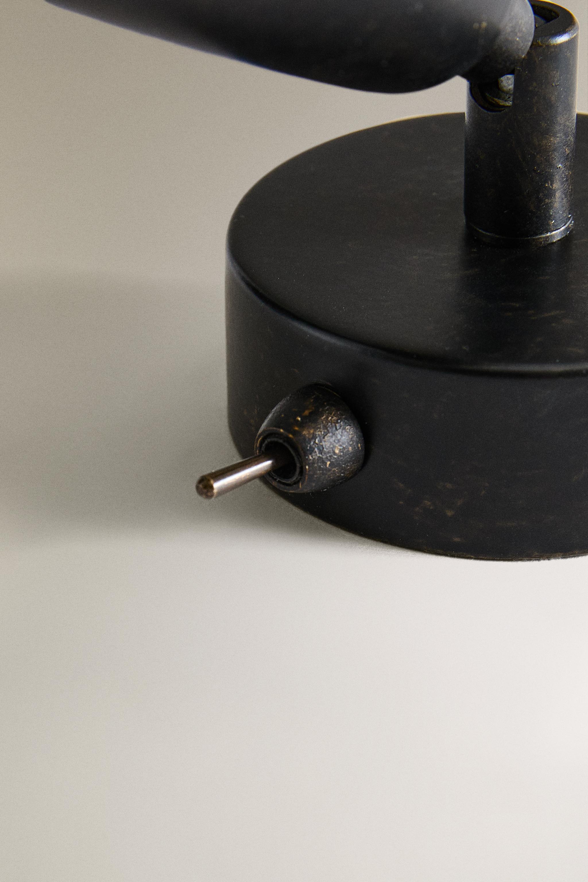 SPOTLIGHT | METAL WALL SCONCE