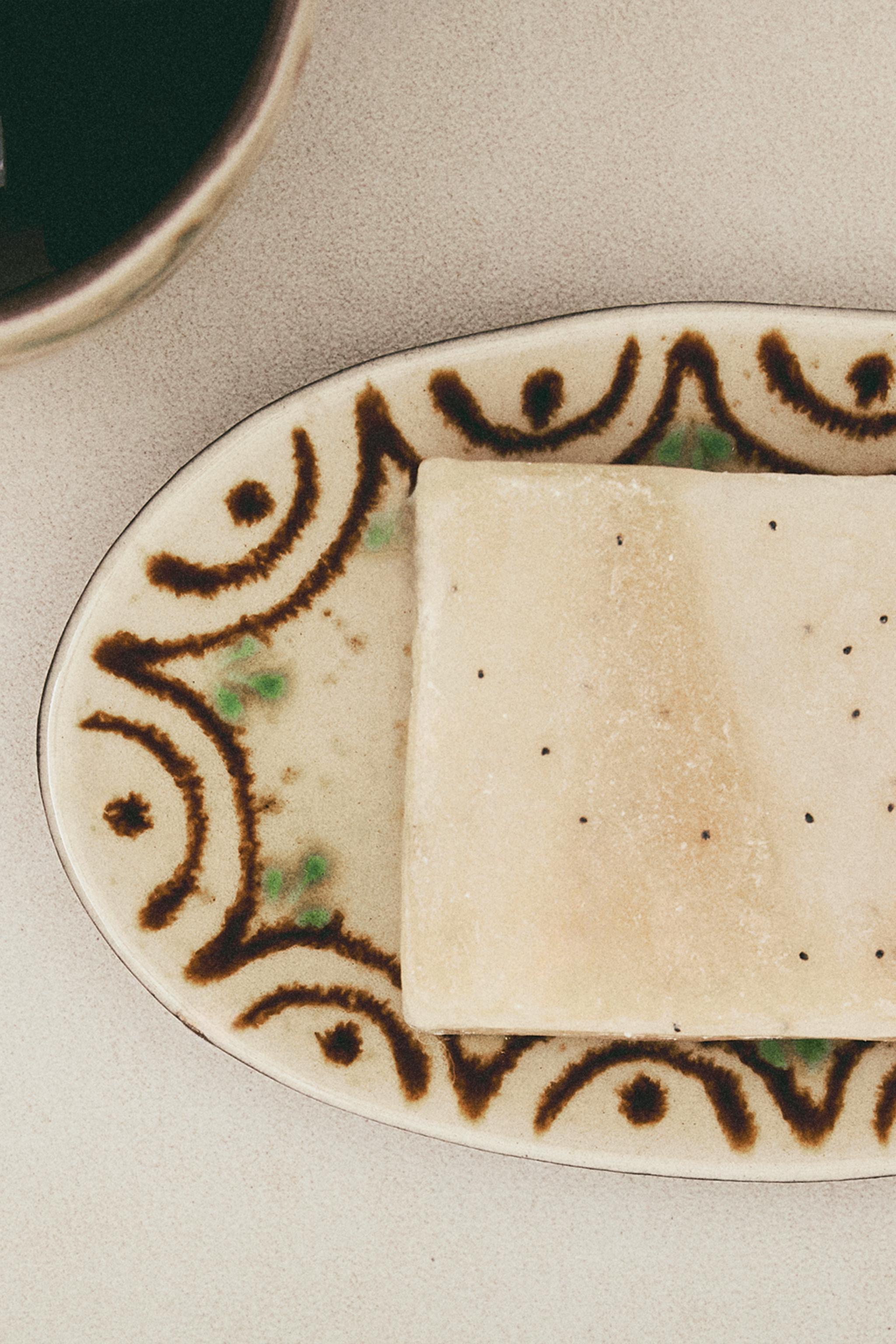 PAINTED CERAMIC BATHROOM SOAP DISH