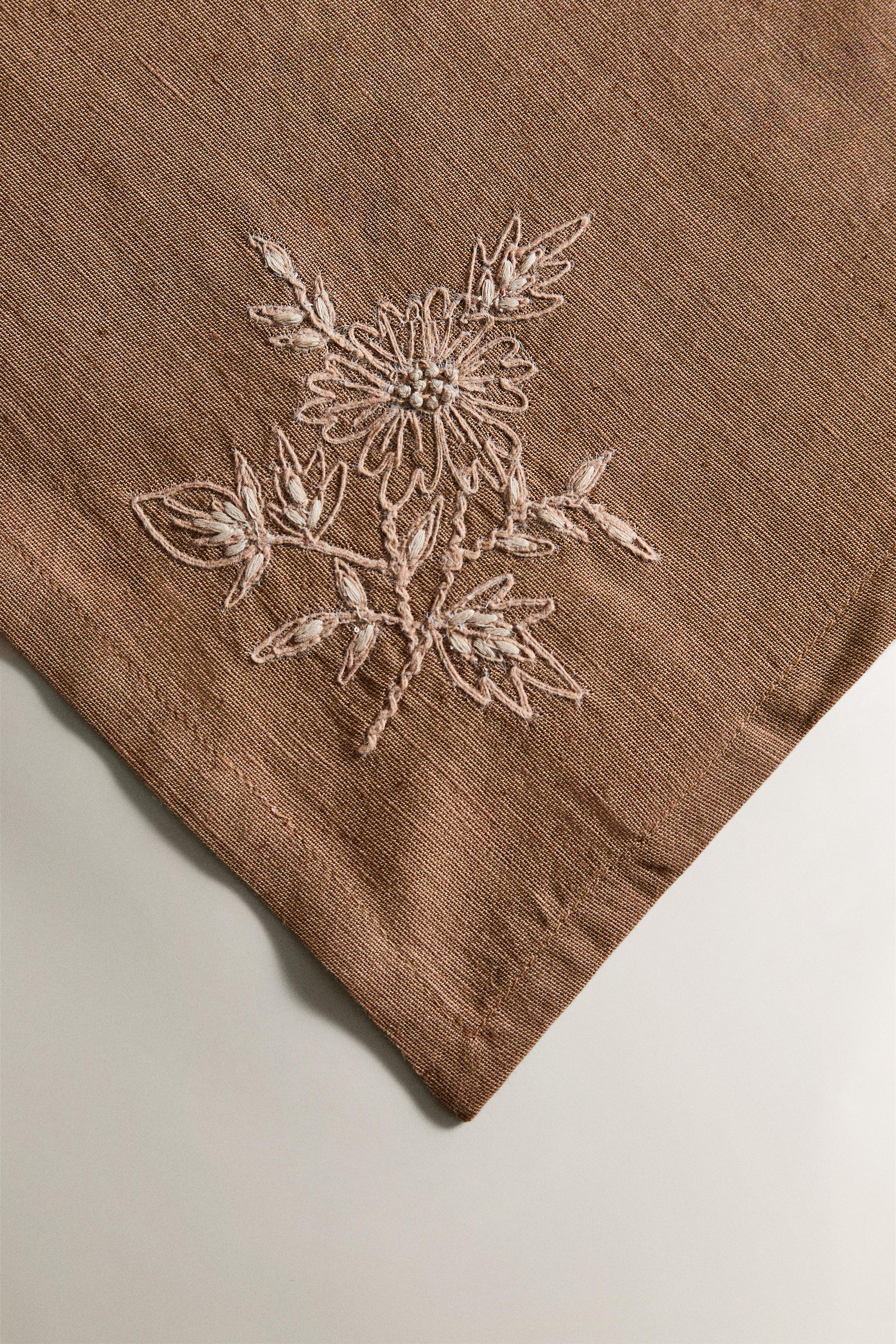 SET OF EMBROIDERED FLOWER NAPKINS (SET OF 2)