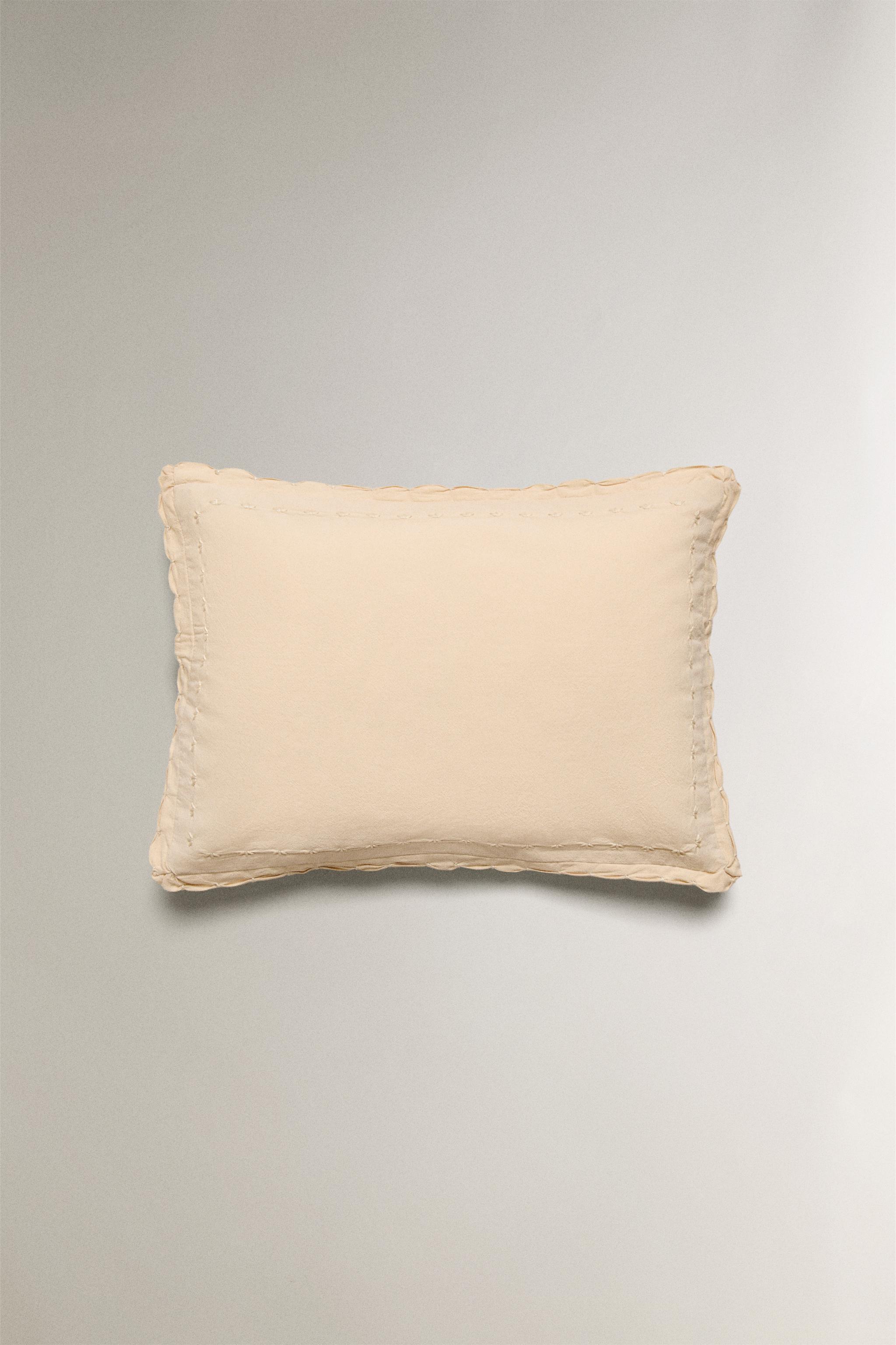 CHILDREN'S THROW PILLOW COVER WITH SCALLOPED EDGE