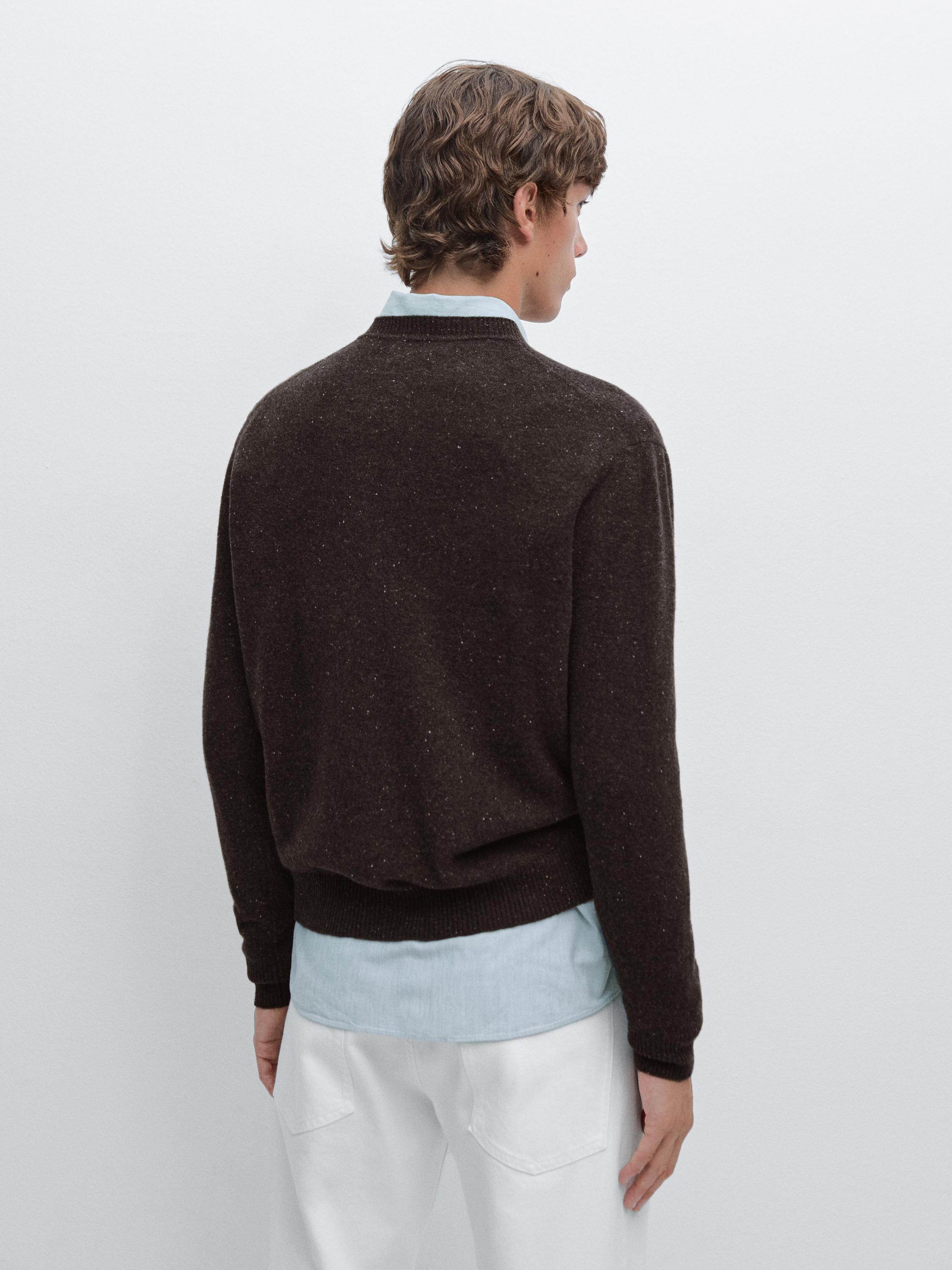 Round neck knit sweater with contrast detail