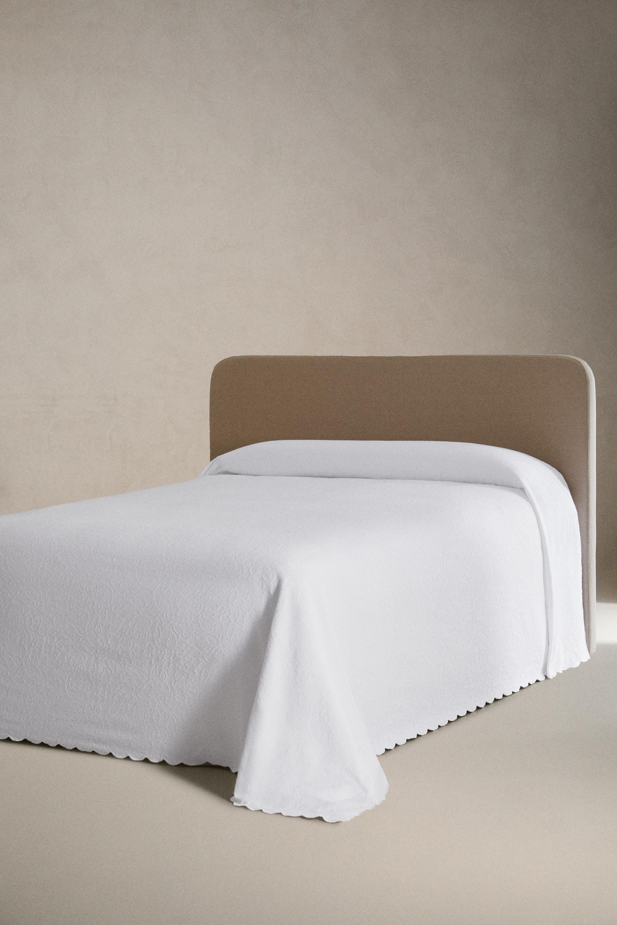 SCALLOPED FLOWER BEDSPREAD