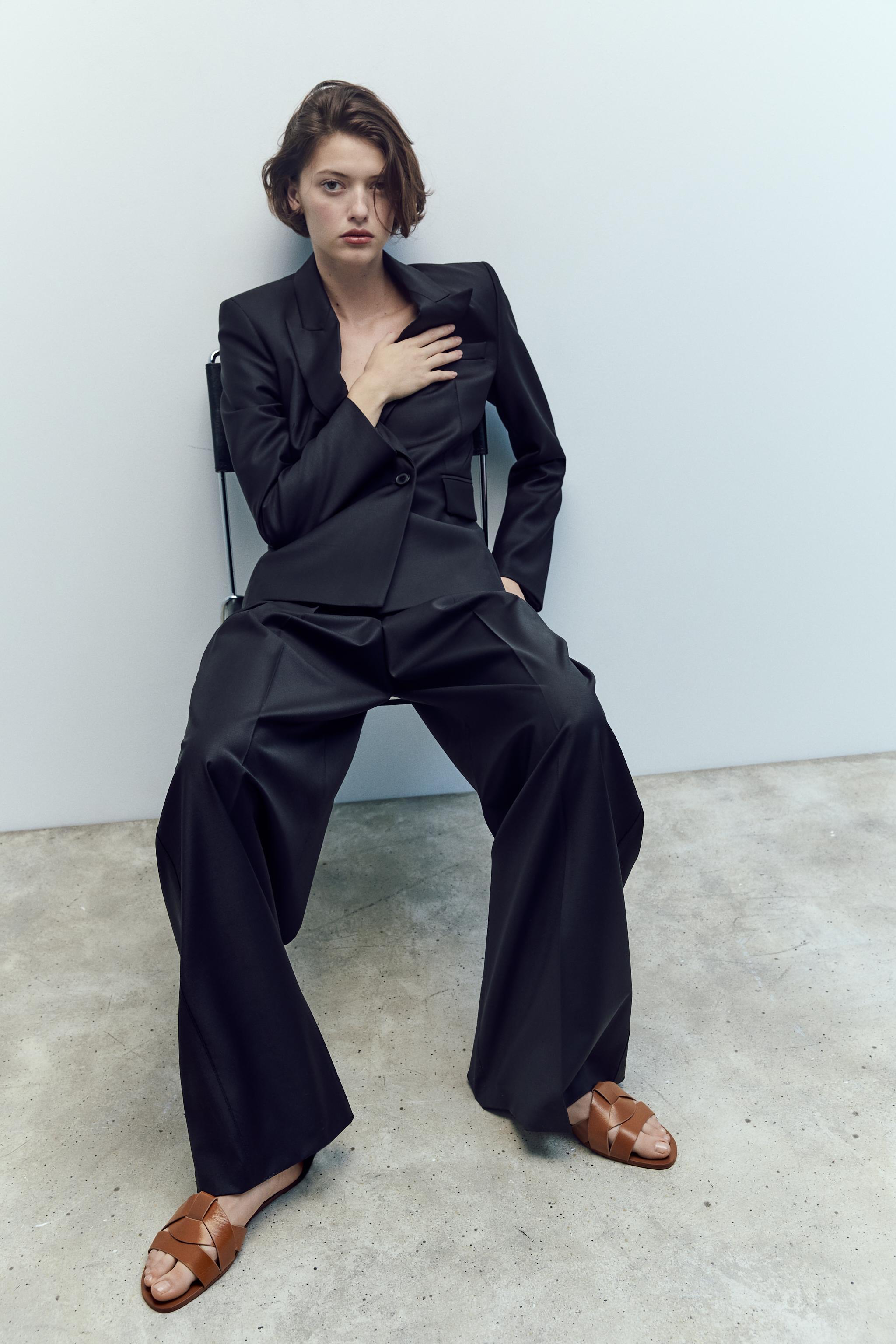 FLAT CROSSED LEATHER SANDALS