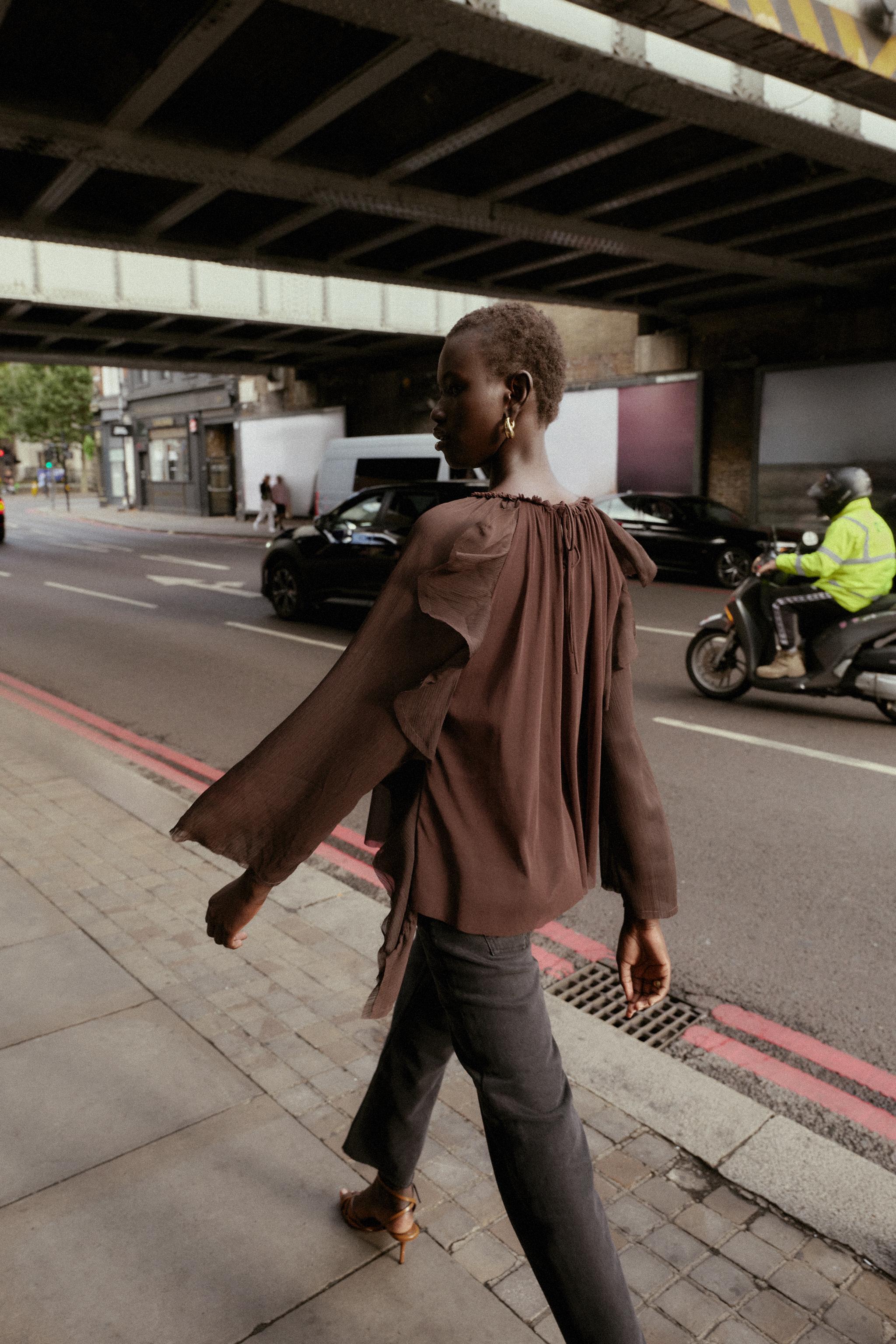 FLOWY RUFFLED BLOUSE