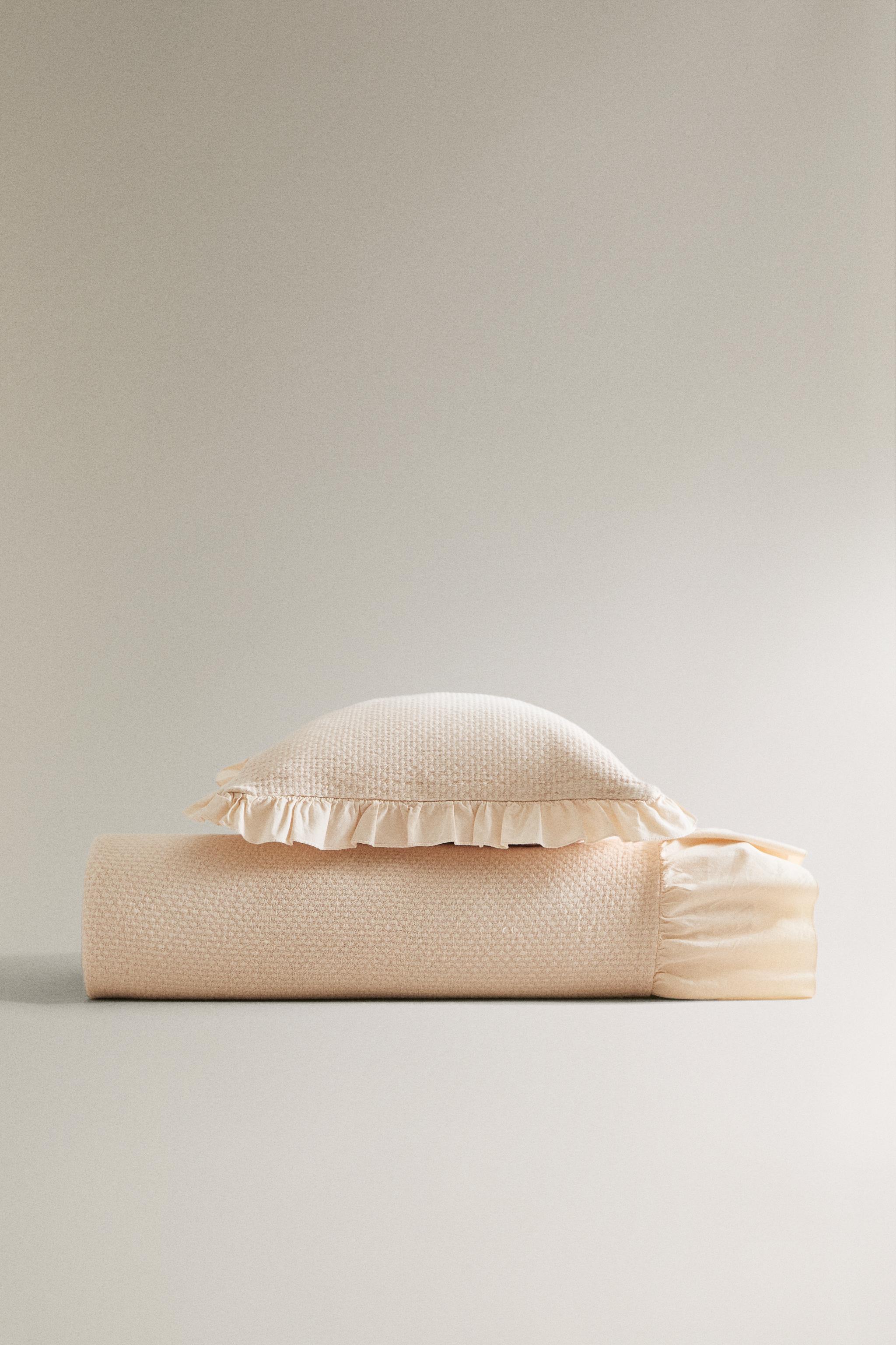 CHILDREN'S BEDSPREAD WITH RUFFLES