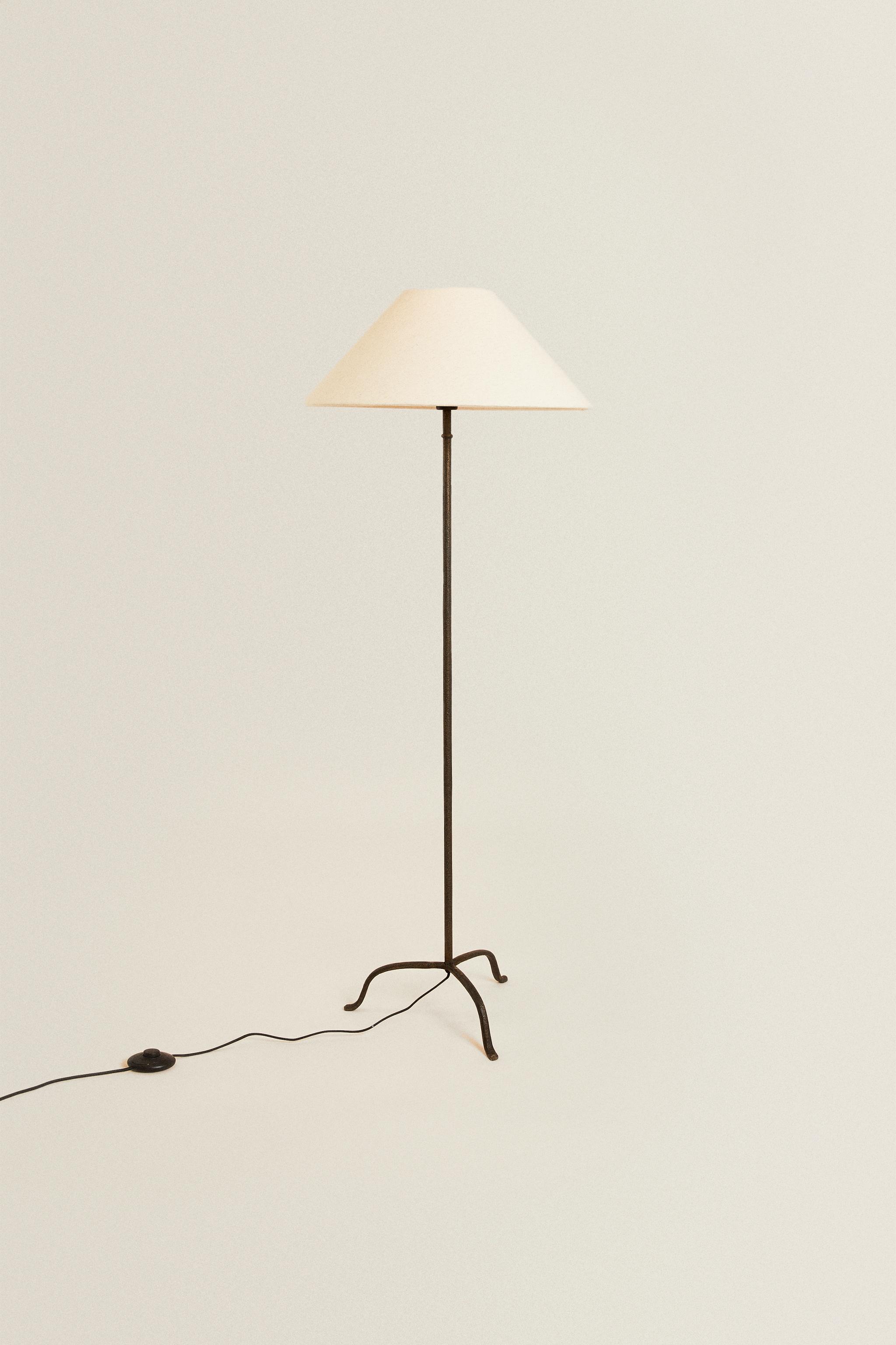 TRIPOD BASE FLOOR LAMP