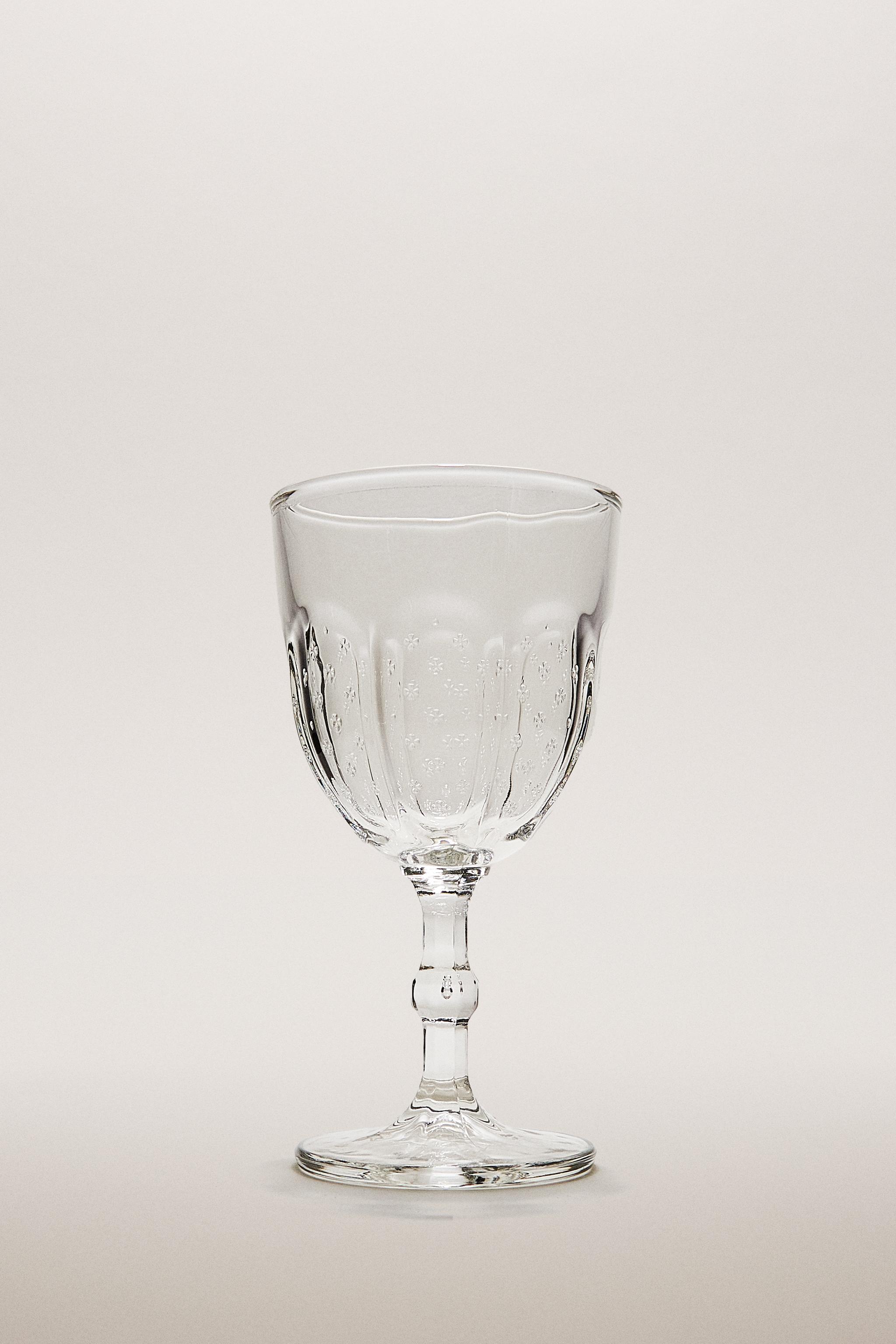 RAISED DESIGN WINE GLASS