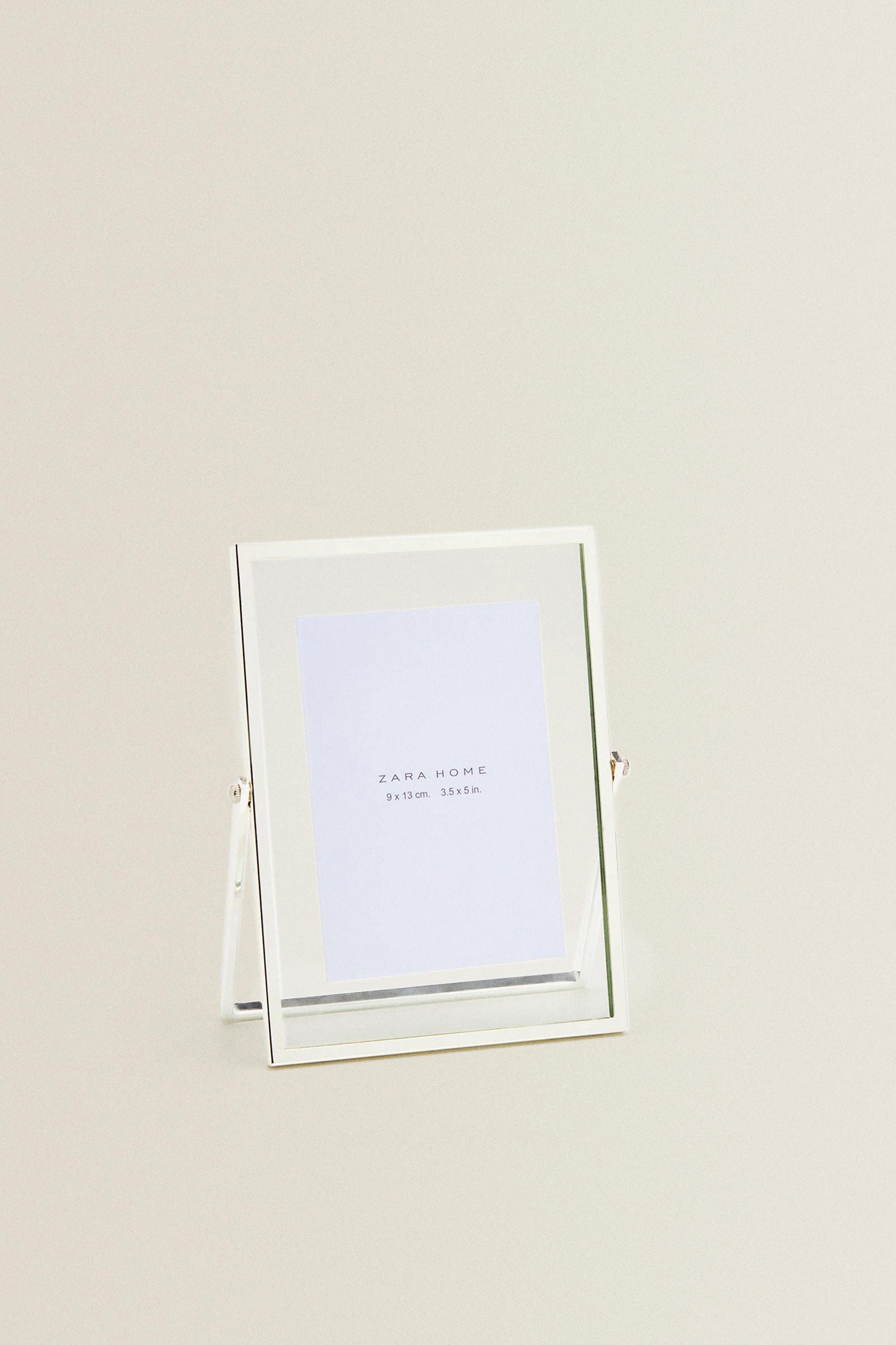 PICTURE FRAME WITH STAND