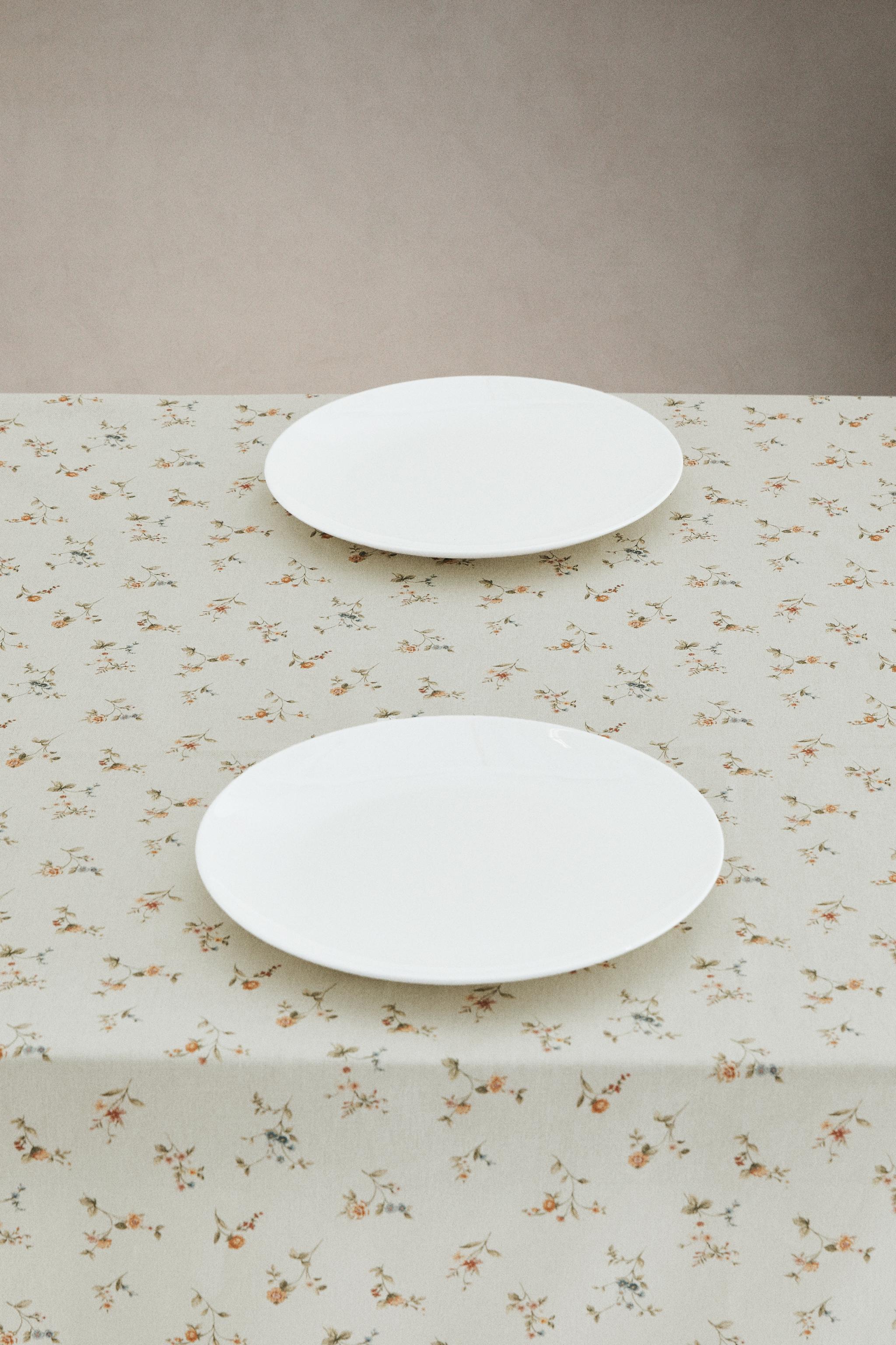SMALL FLORAL PRINT TABLECLOTH