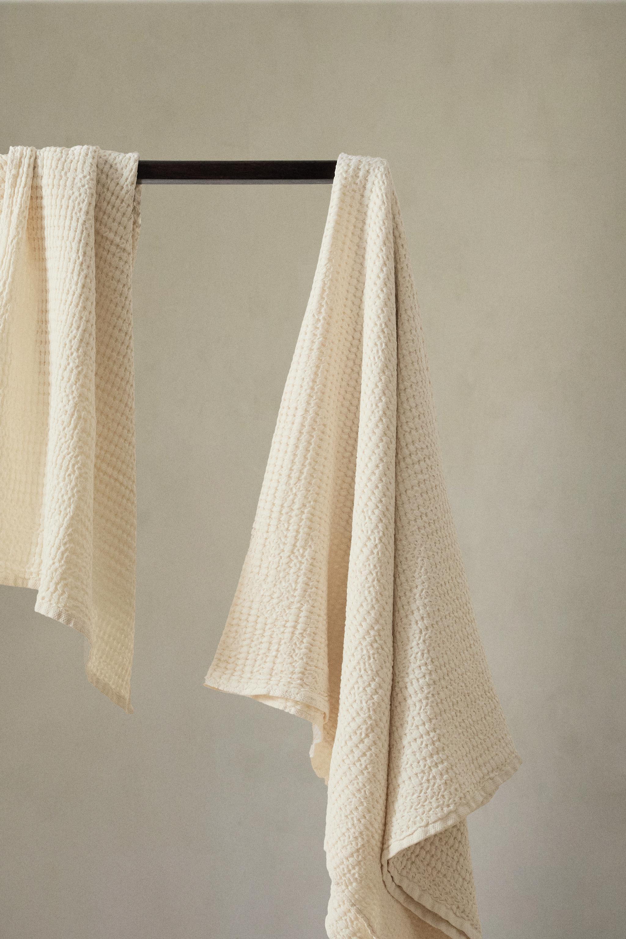CHUNKY WAFFLE-KNIT BATH TOWEL