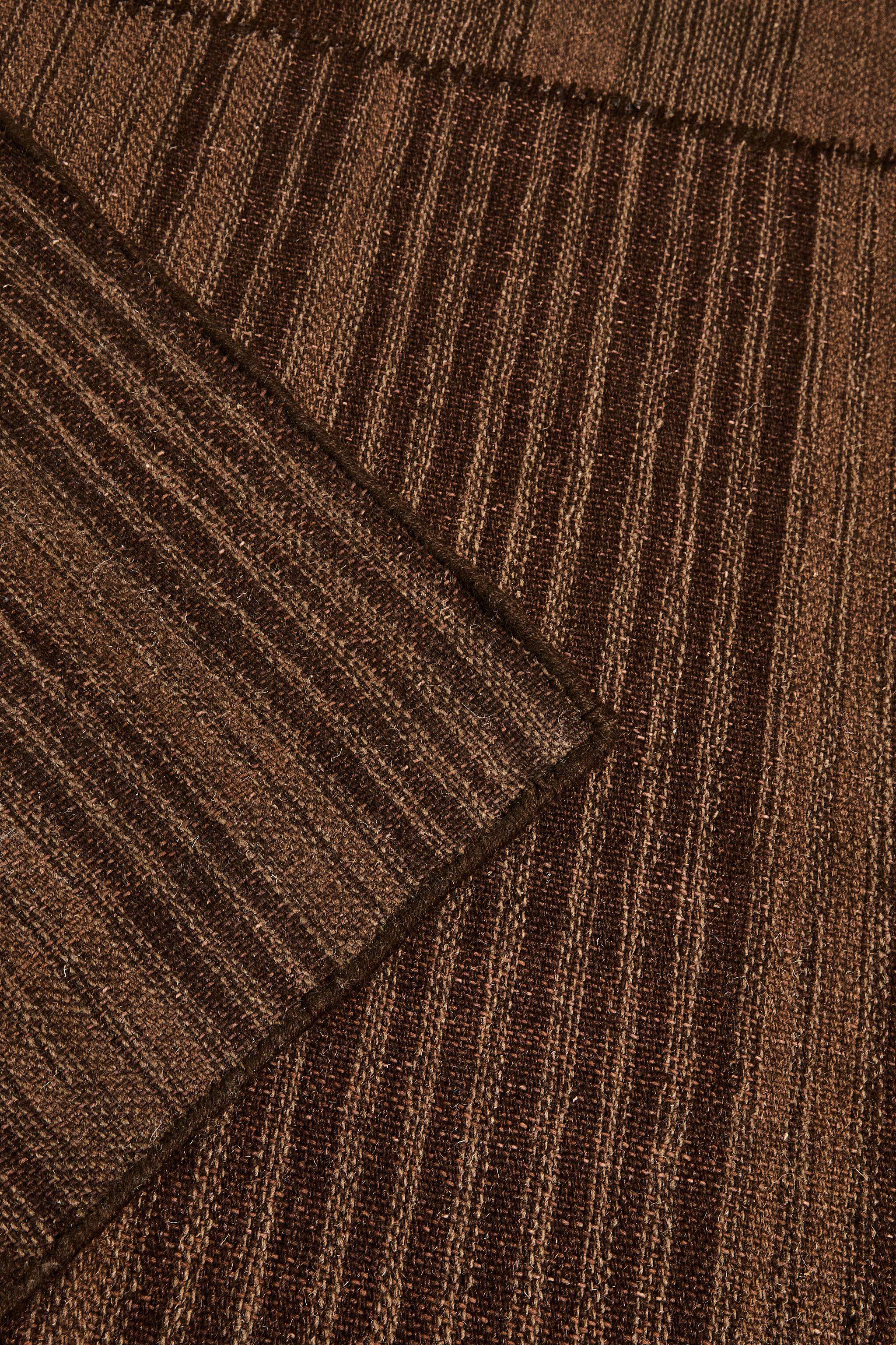 WOOL AREA RUG WITH CONTRASTING LINES