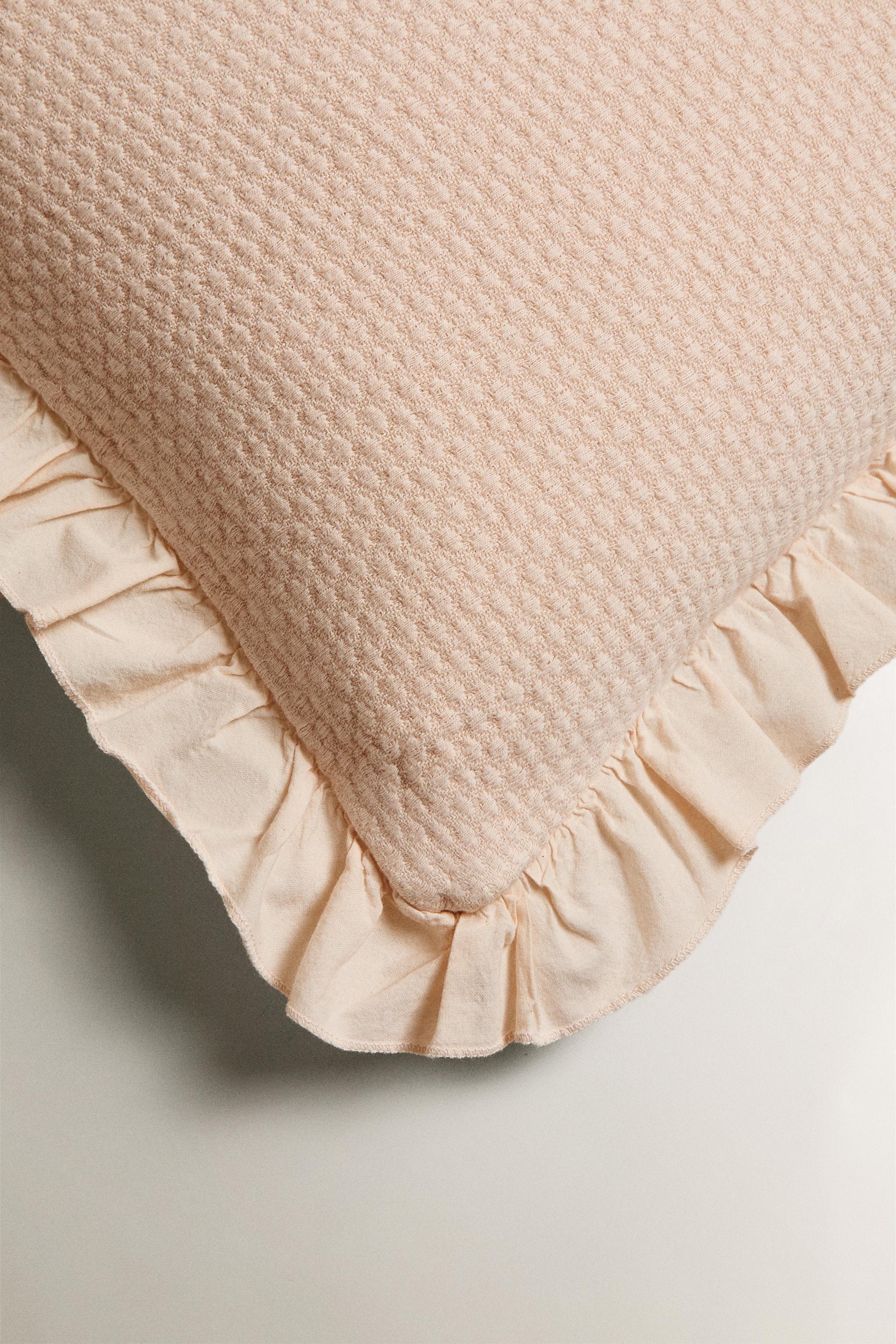CHILDREN’S THROW PILLOW COVER WITH RUFFLES