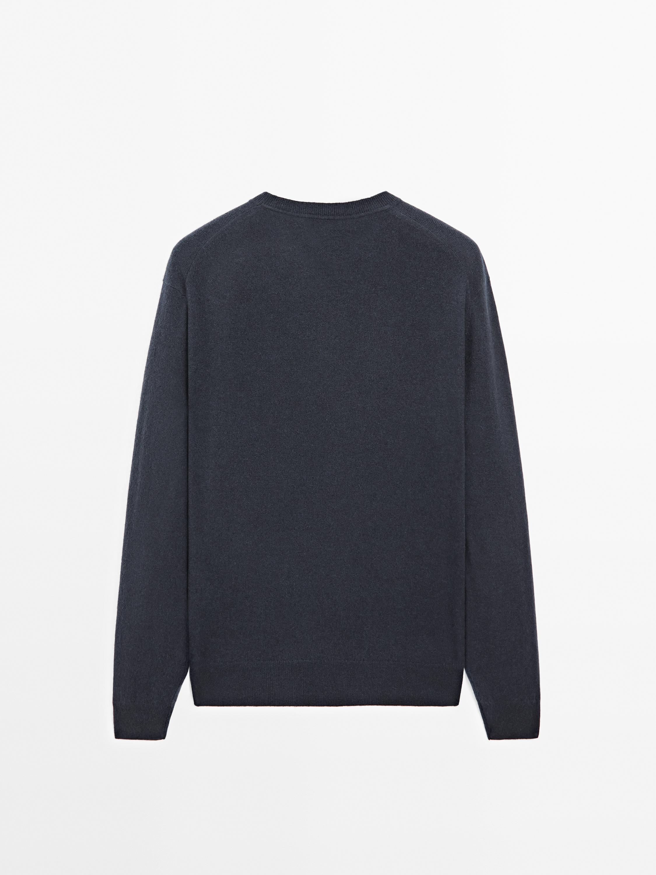 Cashmere knit sweater with a crew neck