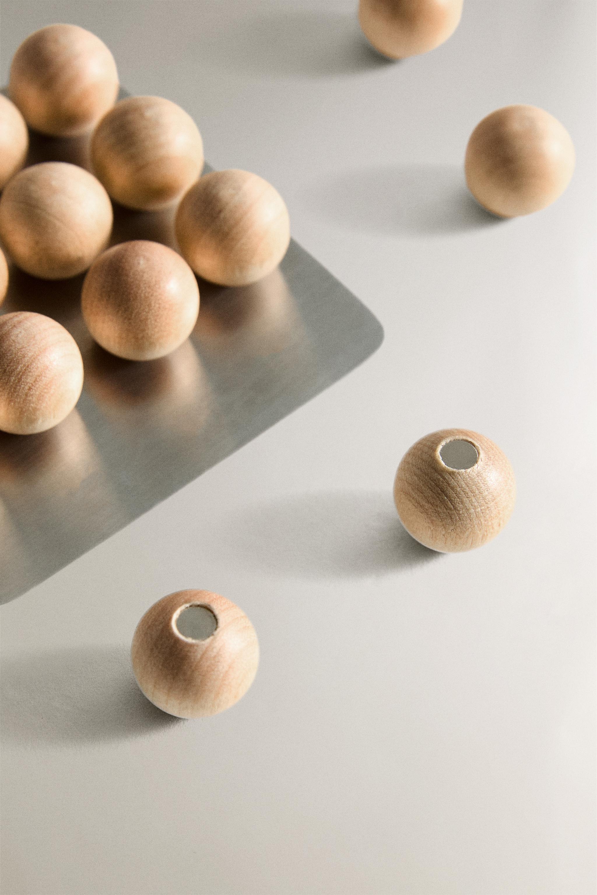 WOODEN MAGNETS (SET OF 16)