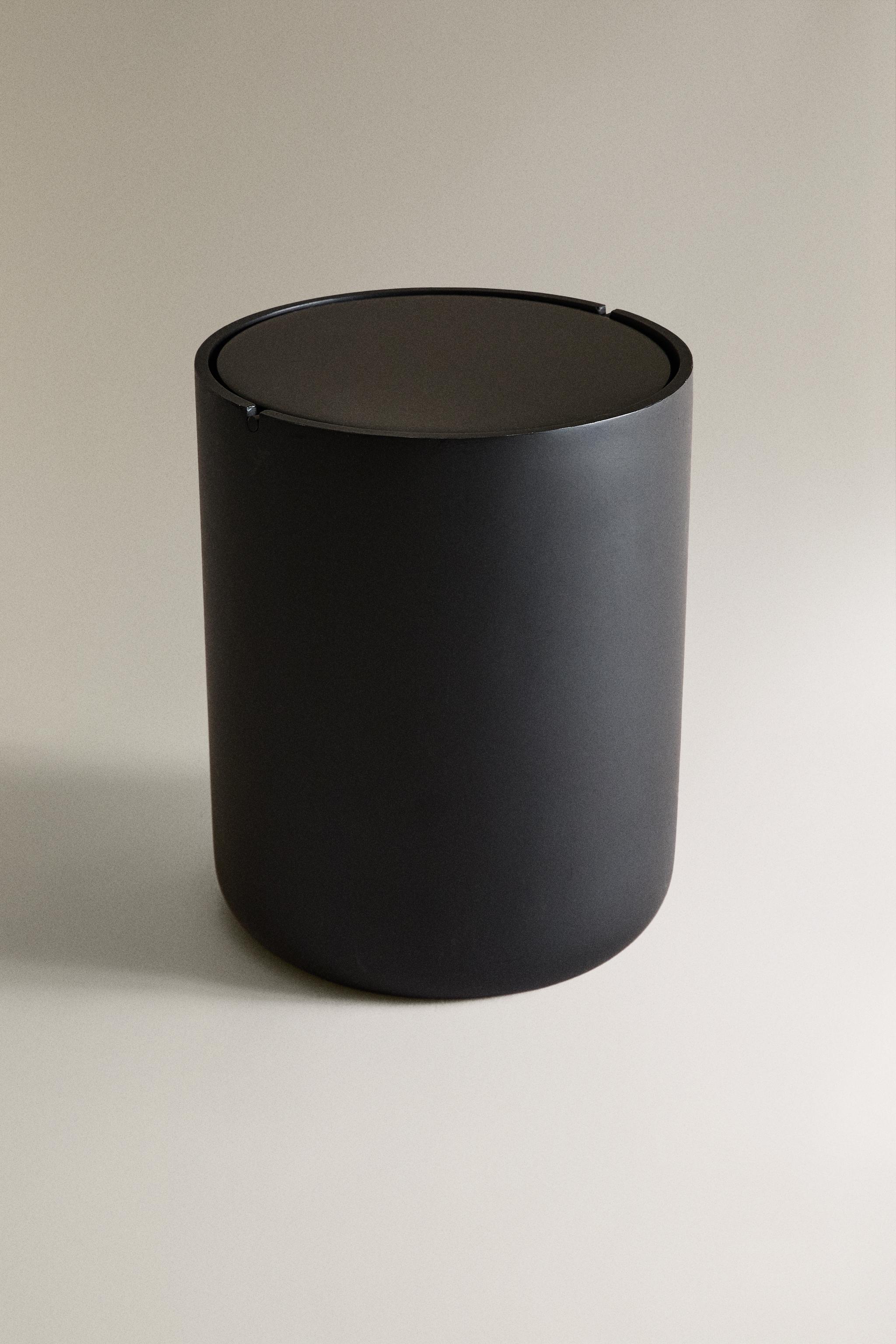 BLACK RESIN BATHROOM TRASH CAN WITH LID
