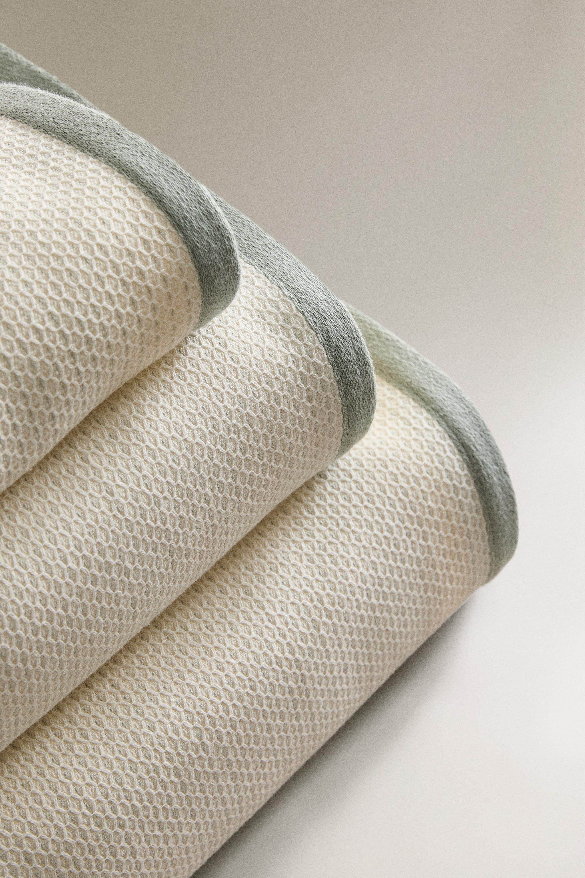 TEXTURED BATH TOWEL WITH TOPSTITCHING