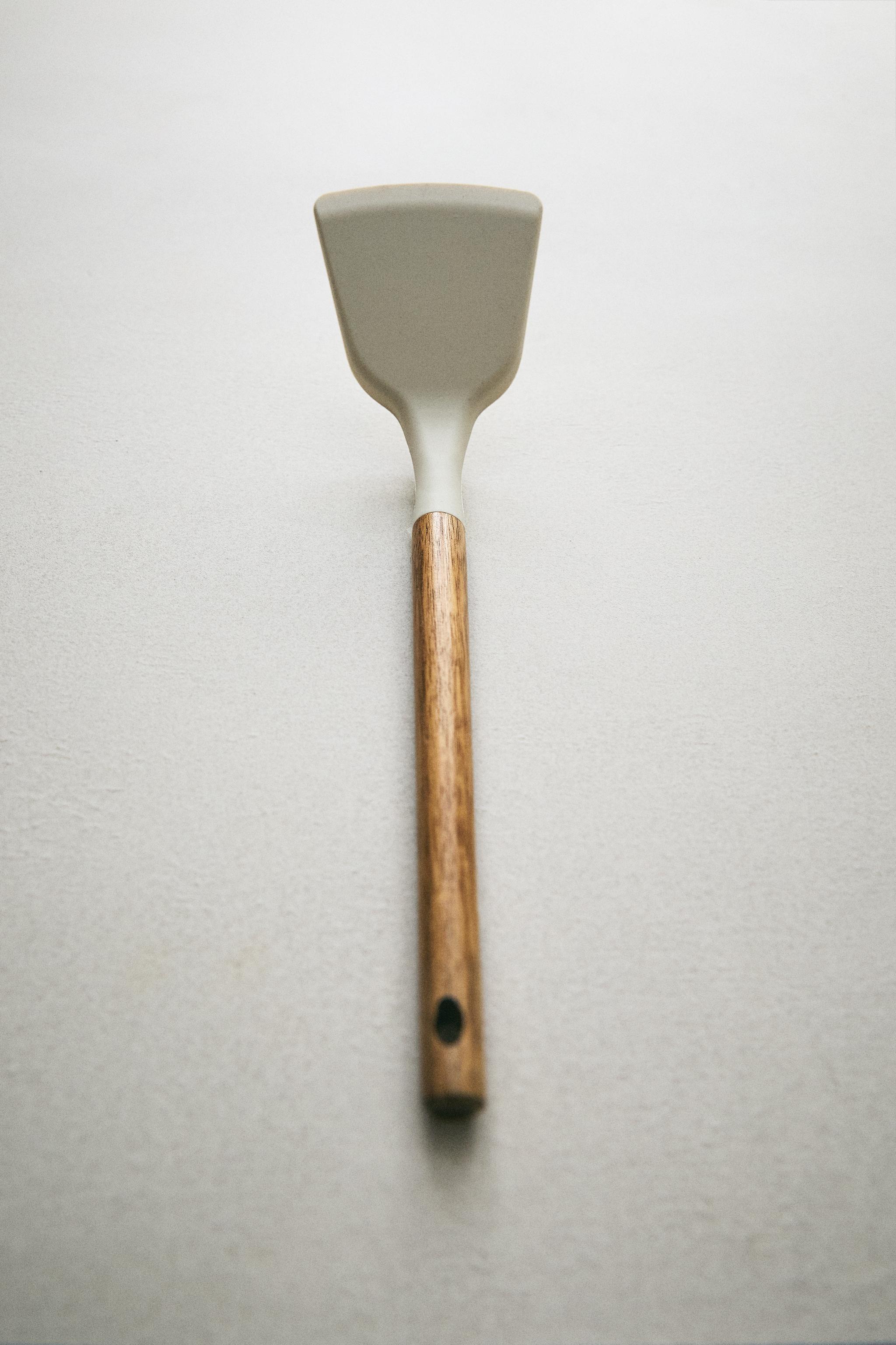 SILICONE AND WOODEN SPATULA