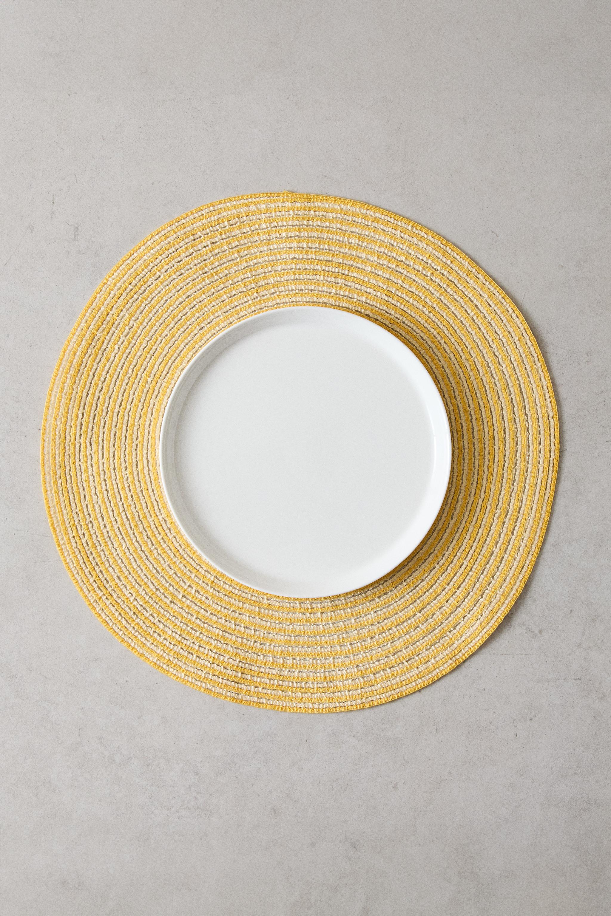 SET OF ROUND PLACEMATS (SET OF 2)